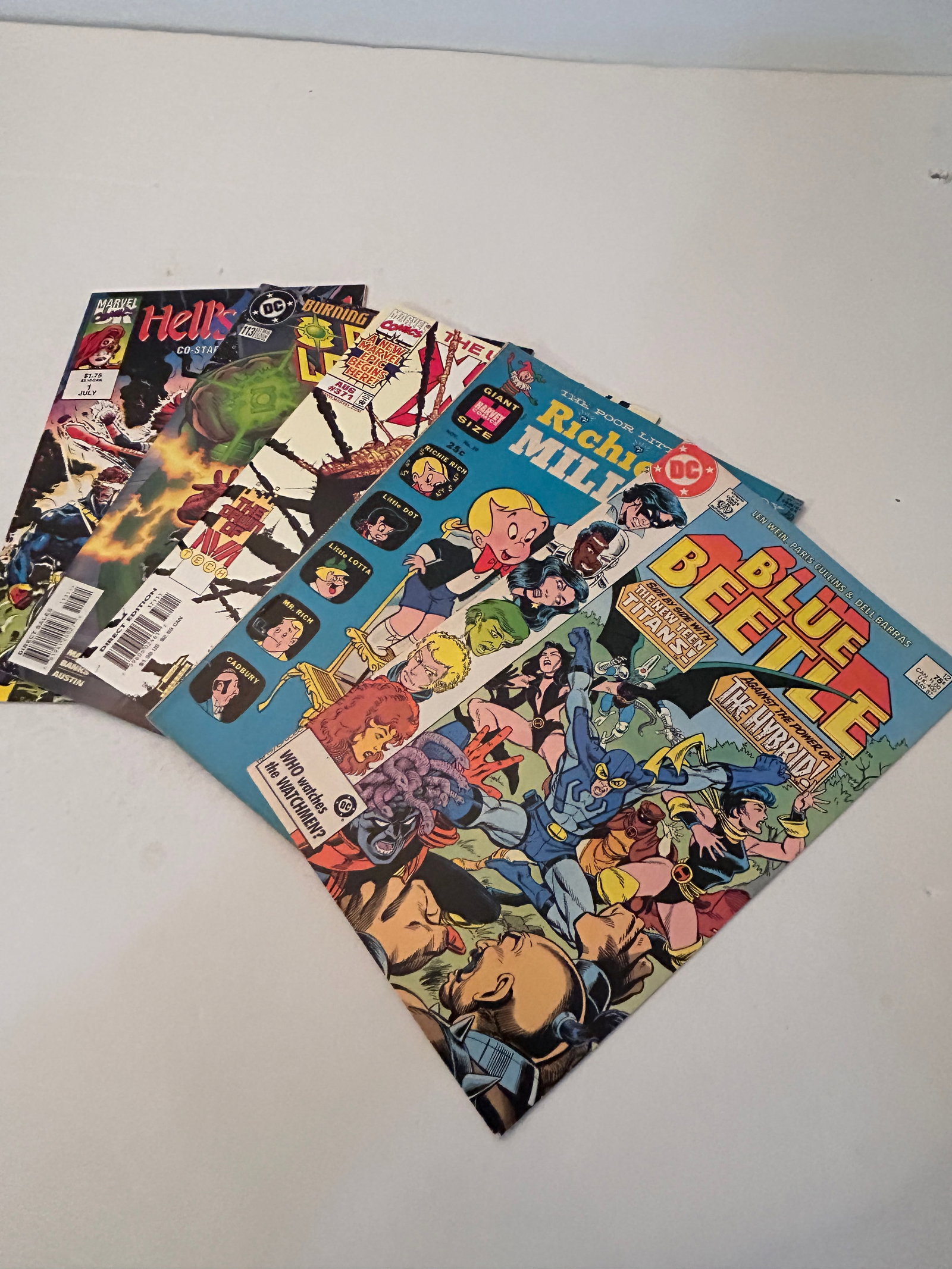 Vintage Lot of 5 Comic Books: Vintage Lot of 5 Comic Books Please view all photos as they are part of the description and condition of this Item, Feel free to contact me with questions or picture requests! Used Item AS IS