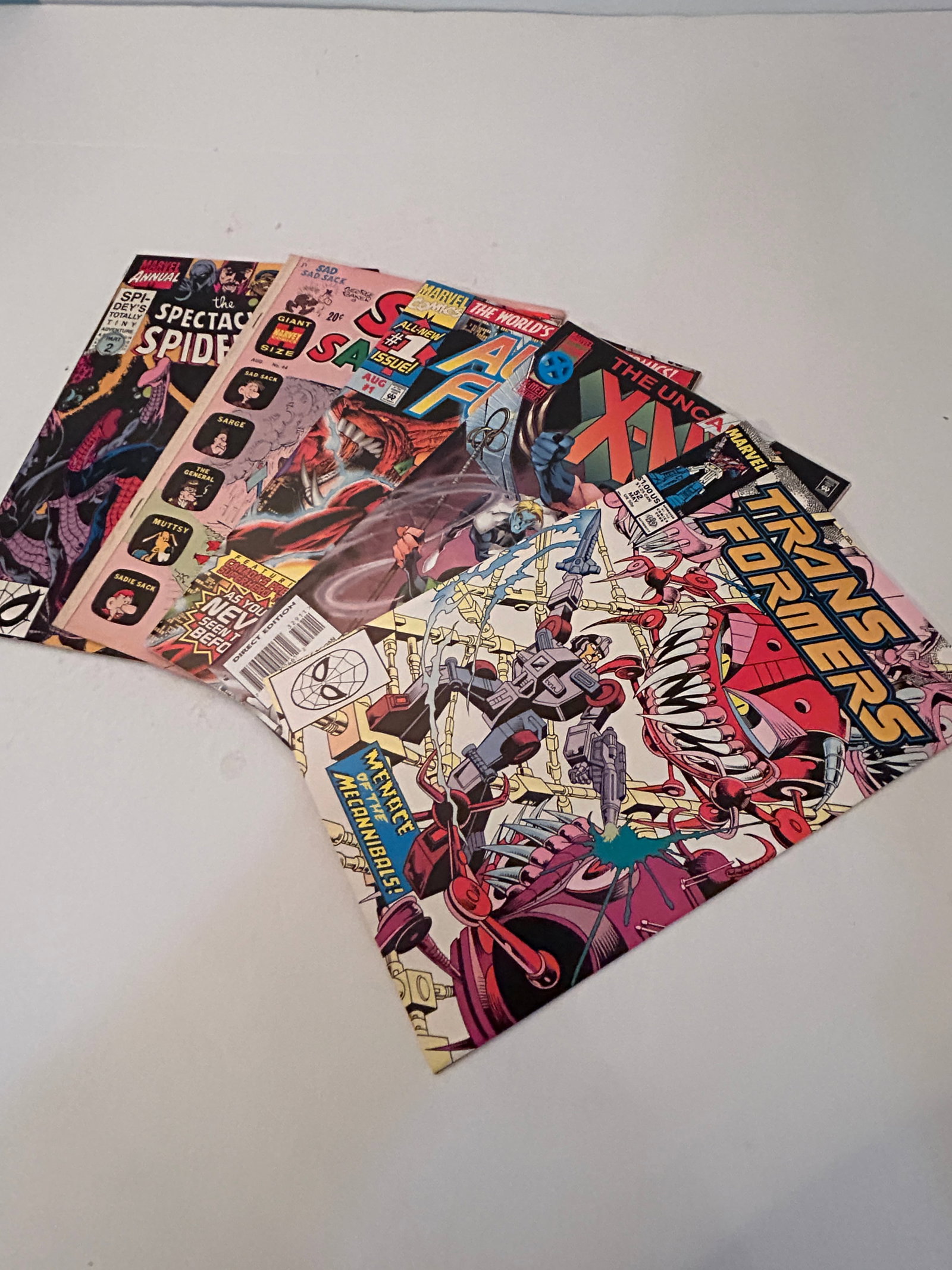 Vintage Lot of 5 Comic Books: Vintage Lot of 5 Comic Books Please view all photos as they are part of the description and condition of this Item, Feel free to contact me with questions or picture requests! Used Item AS IS