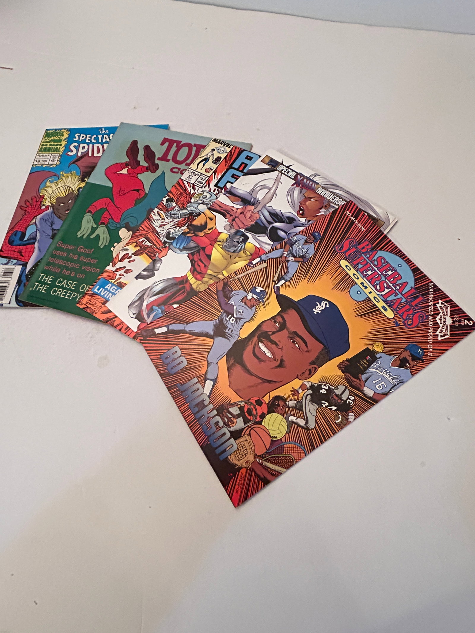 Vintage Lot of 5 Comic Books: Vintage Lot of 5 Comic Books Please view all photos as they are part of the description and condition of this Item, Feel free to contact me with questions or picture requests! Used Item AS IS