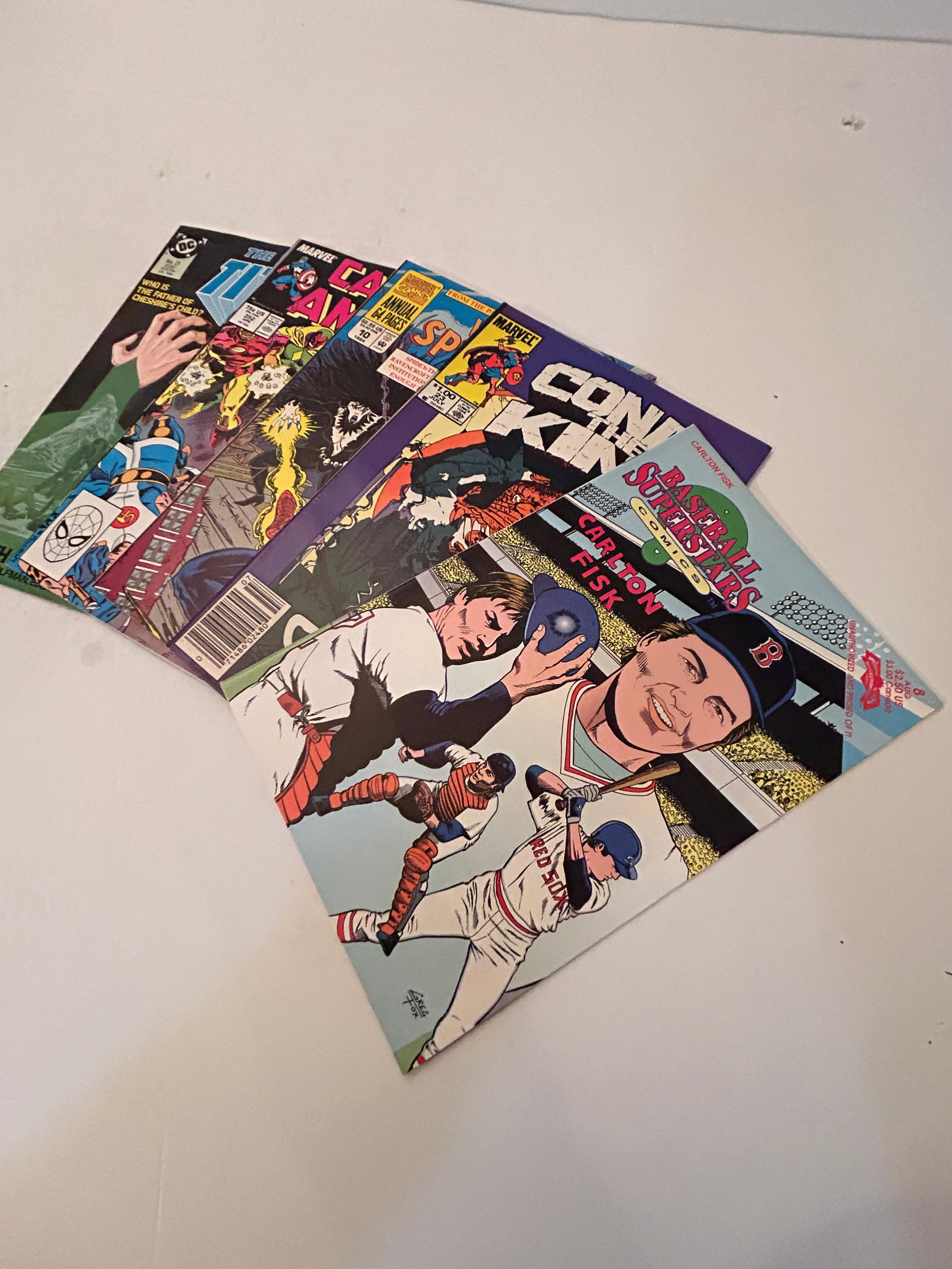 Vintage Lot of 5 Comic Books: Vintage Lot of 5 Comic Books Please view all photos as they are part of the description and condition of this Item, Feel free to contact me with questions or picture requests! Used Item AS IS