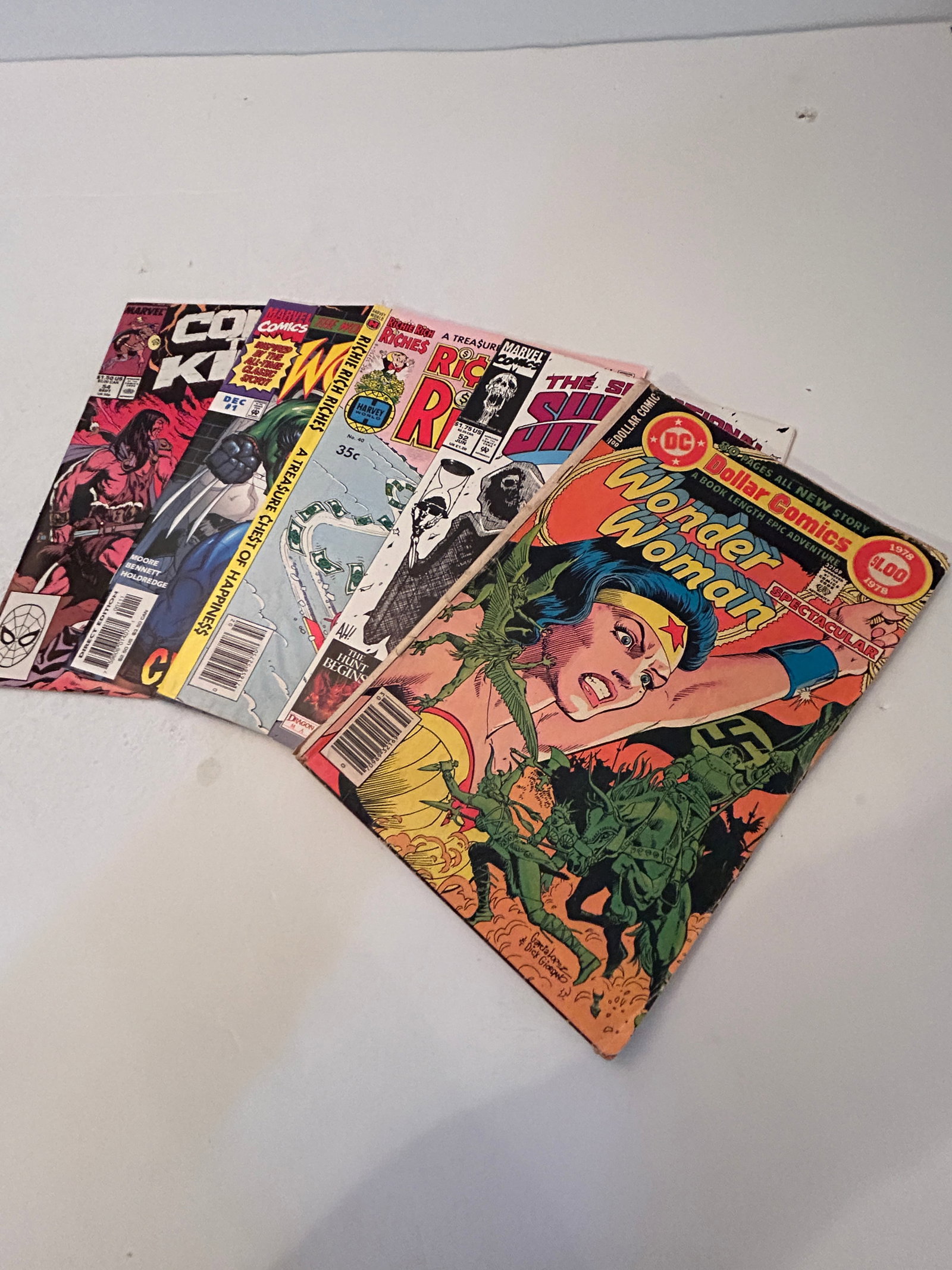 Vintage Lot of 5 Comic Books: Vintage Lot of 5 Comic Books Please view all photos as they are part of the description and condition of this Item, Feel free to contact me with questions or picture requests! Used Item AS IS
