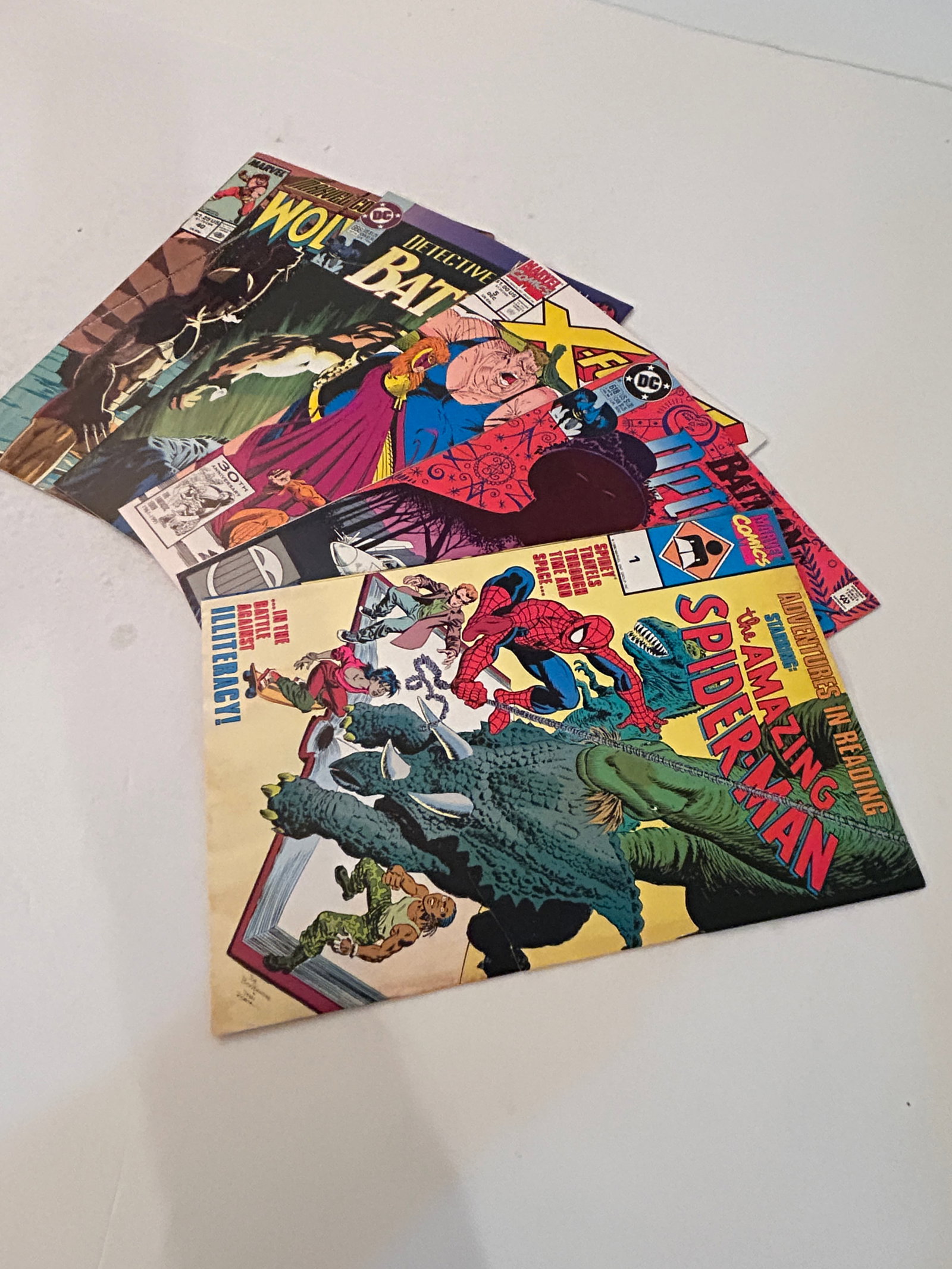 Vintage Lot of 5 Comic Books: Vintage Lot of 5 Comic Books Please view all photos as they are part of the description and condition of this Item, Feel free to contact me with questions or picture requests! Used Item AS IS