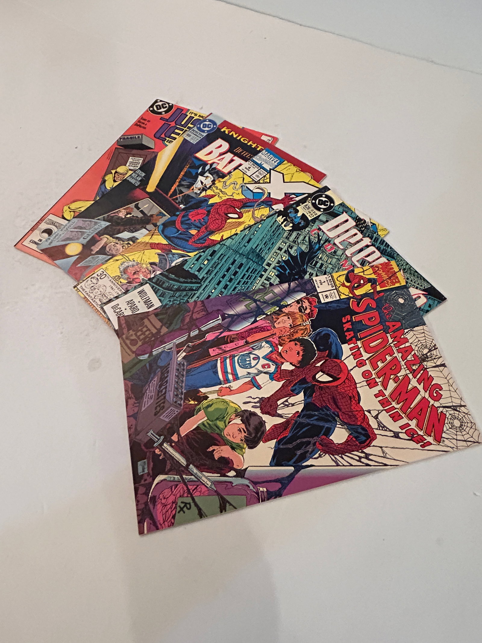 Vintage Lot of 5 Comic Books: Vintage Lot of 5 Comic Books Please view all photos as they are part of the description and condition of this Item, Feel free to contact me with questions or picture requests! Used Item AS IS