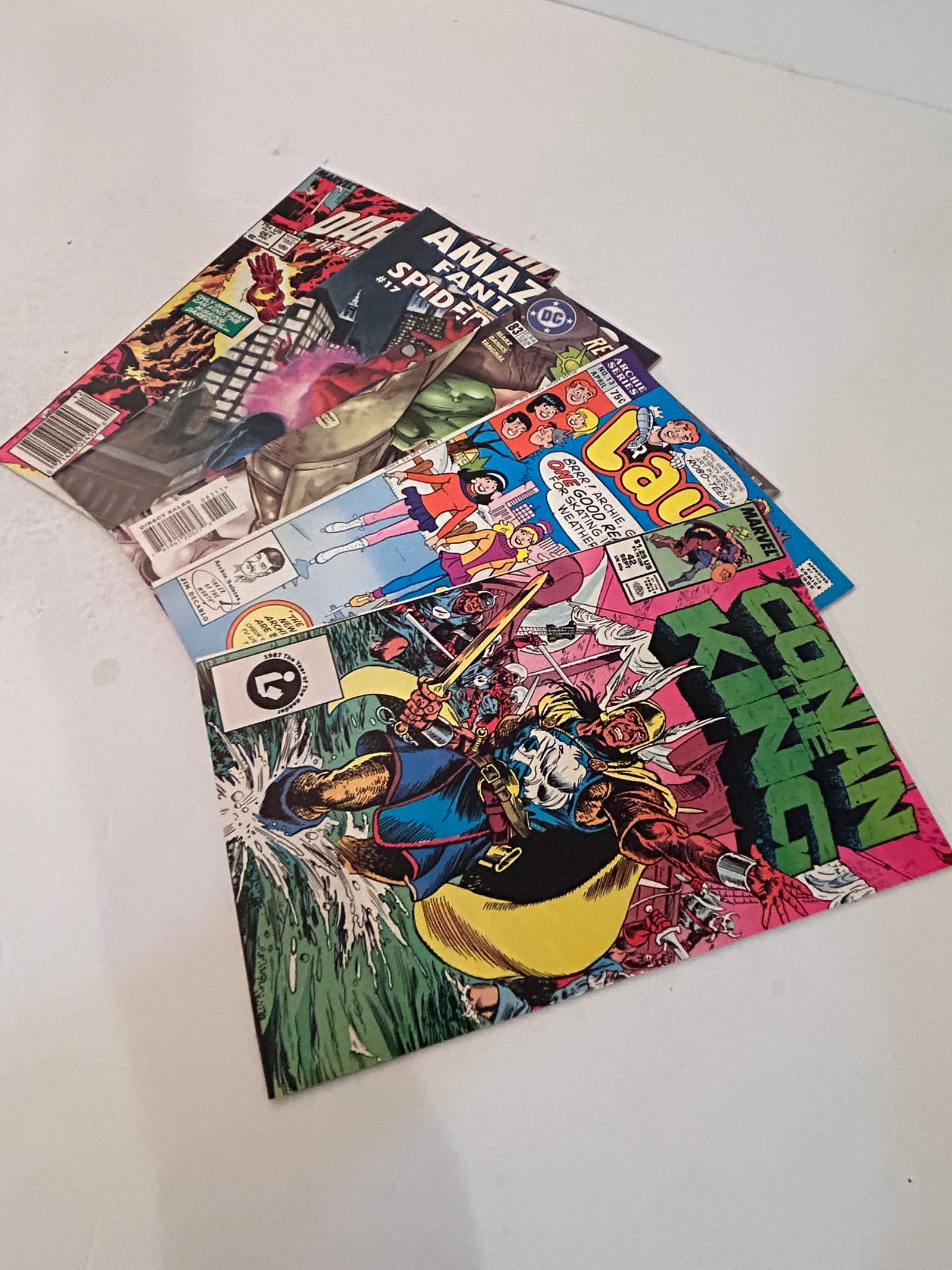 Vintage Lot of 5 Comic Books: Vintage Lot of 5 Comic Books Please view all photos as they are part of the description and condition of this Item, Feel free to contact me with questions or picture requests! Used Item AS IS