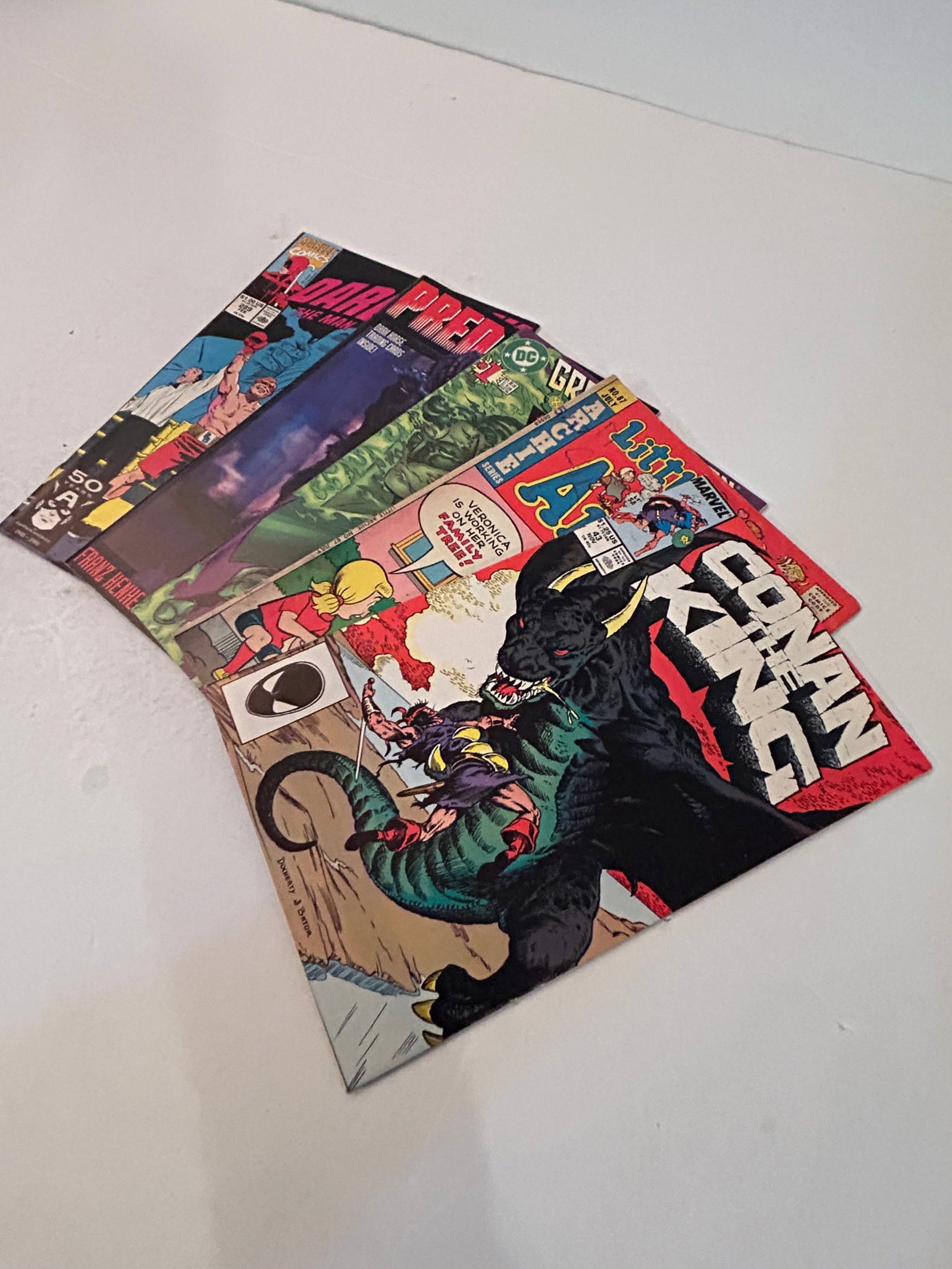 Vintage Lot of 5 Comic Books: Vintage Lot of 5 Comic Books Please view all photos as they are part of the description and condition of this Item, Feel free to contact me with questions or picture requests! Used Item AS IS