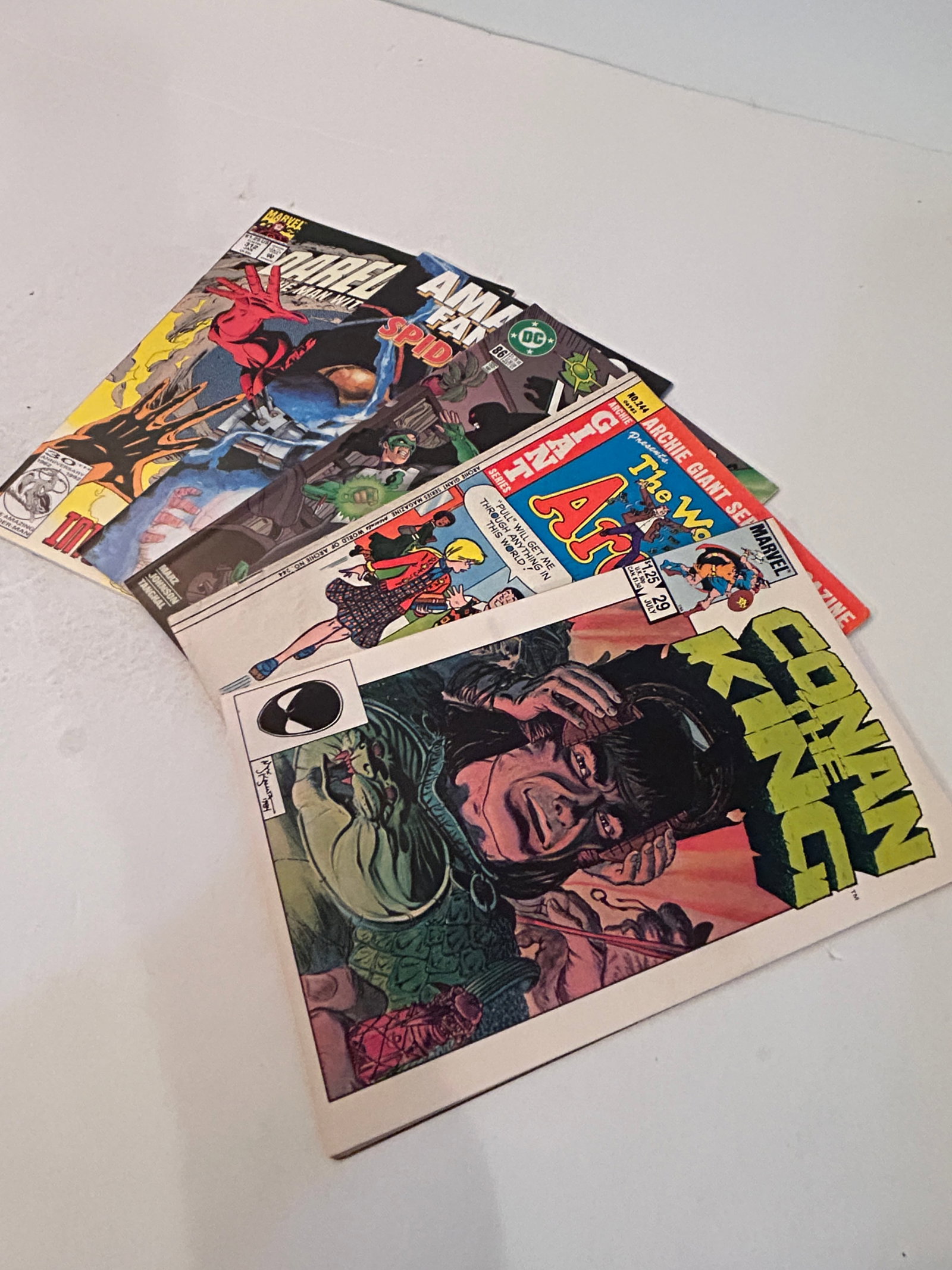 Vintage Lot of 5 Comic Books: Vintage Lot of 5 Comic Books Please view all photos as they are part of the description and condition of this Item, Feel free to contact me with questions or picture requests! Used Item AS IS