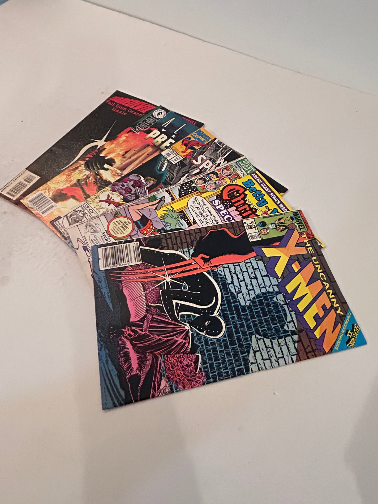 Vintage Lot of 5 Comic Books: Vintage Lot of 5 Comic Books Please view all photos as they are part of the description and condition of this Item, Feel free to contact me with questions or picture requests! Used Item AS IS