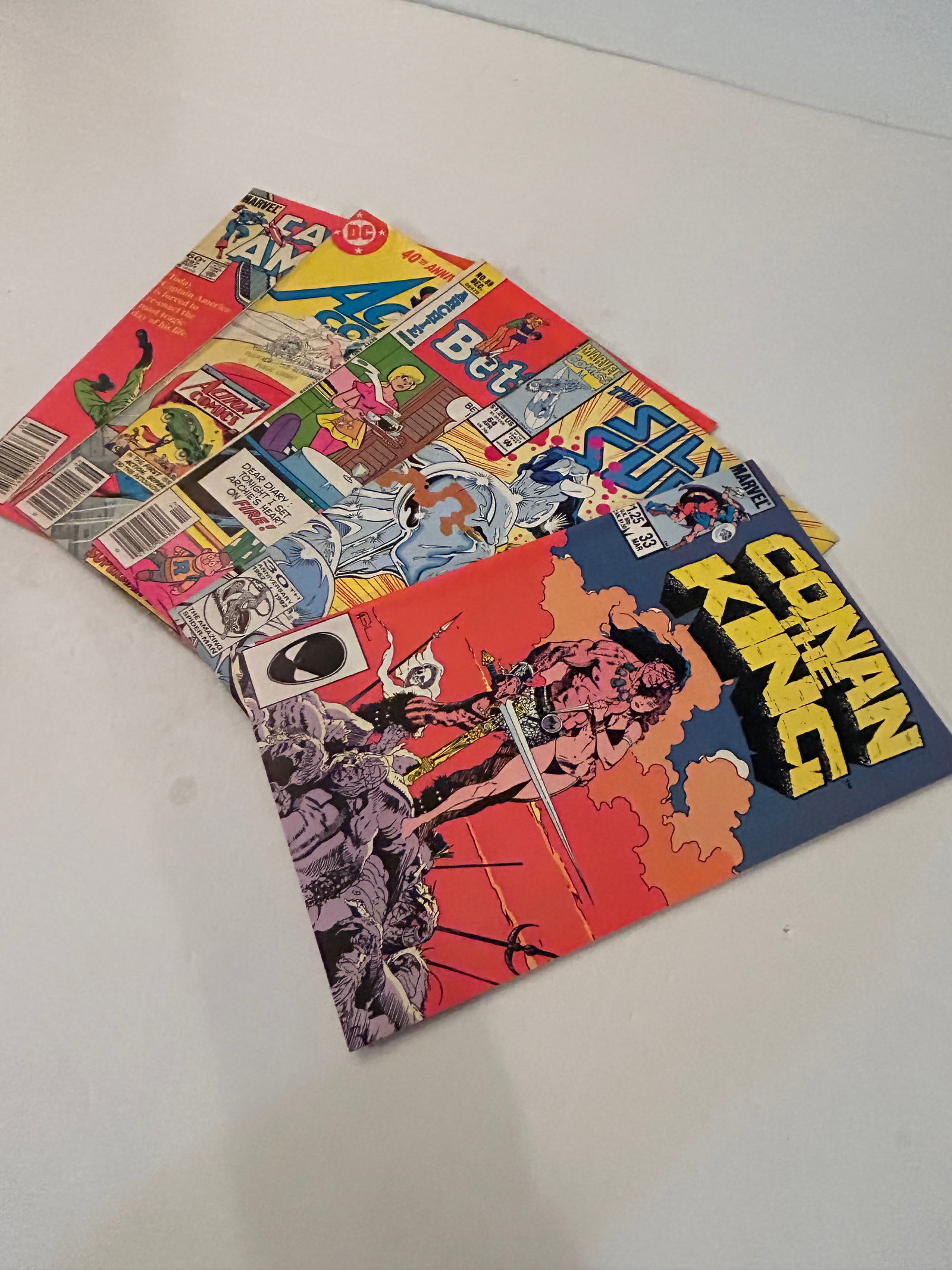 Vintage Lot of 5 Comic Books: Vintage Lot of 5 Comic Books Please view all photos as they are part of the description and condition of this Item, Feel free to contact me with questions or picture requests! Used Item AS IS