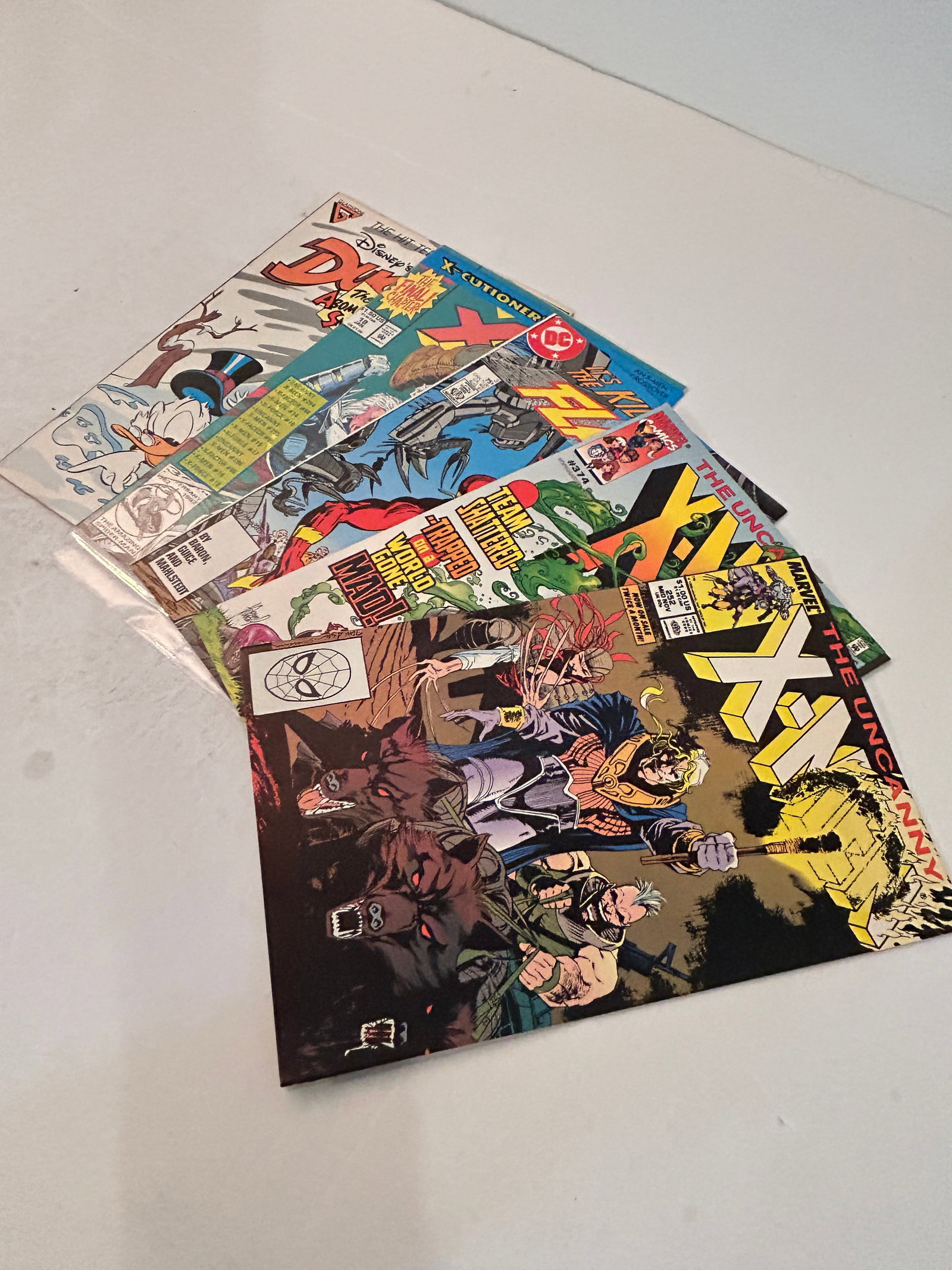 Vintage Lot of 5 Comic Books: Vintage Lot of 5 Comic Books Please view all photos as they are part of the description and condition of this Item, Feel free to contact me with questions or picture requests! Used Item AS IS