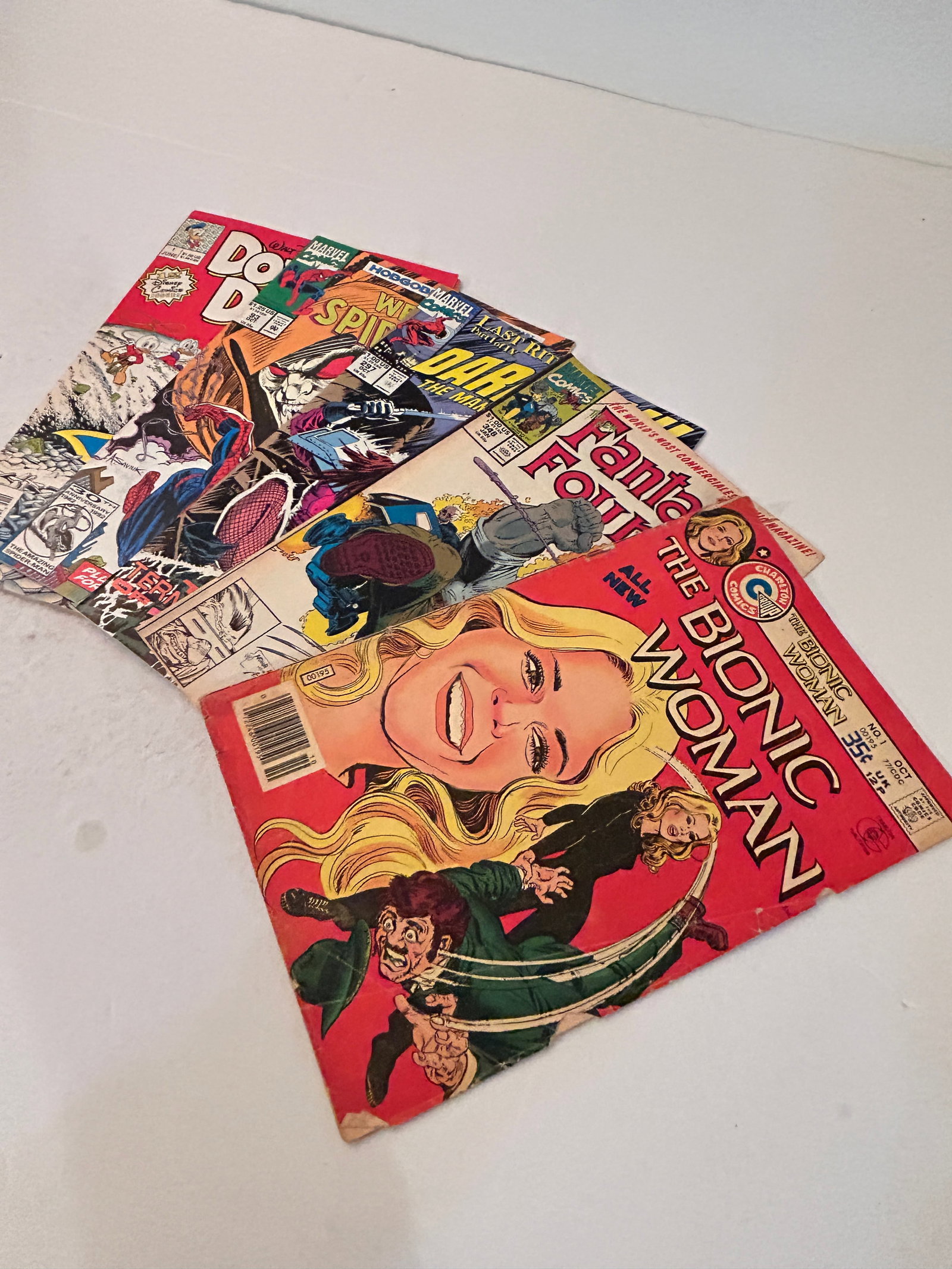 Vintage Lot of 5 Comic Books: Vintage Lot of 5 Comic Books Please view all photos as they are part of the description and condition of this Item, Feel free to contact me with questions or picture requests! Used Item AS IS