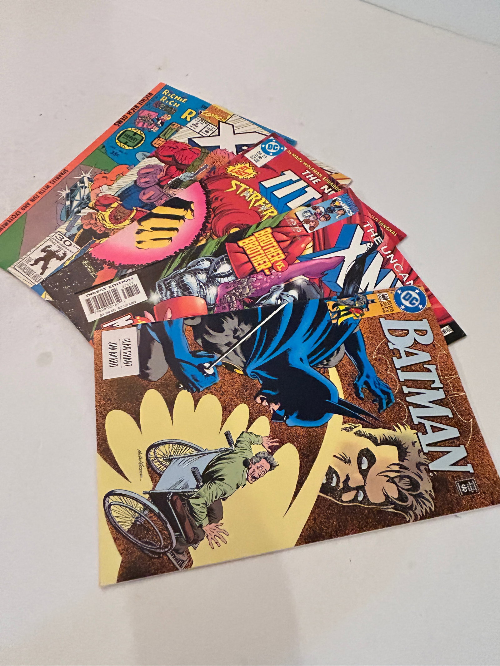 Vintage Lot of 5 Comic Books: Vintage Lot of 5 Comic Books Please view all photos as they are part of the description and condition of this Item, Feel free to contact me with questions or picture requests! Used Item AS IS