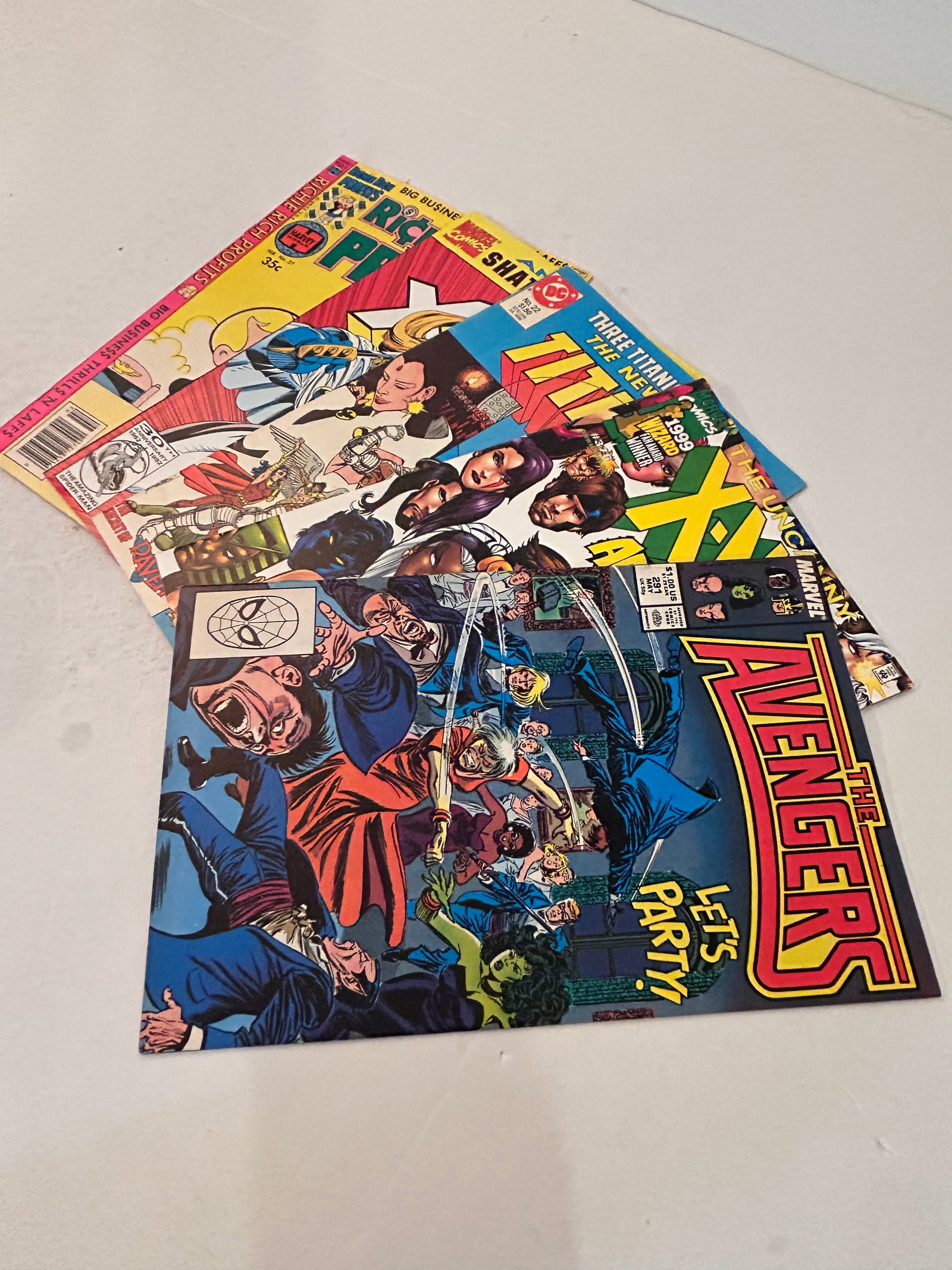 Vintage Lot of 5 Comic Books: Vintage Lot of 5 Comic Books Please view all photos as they are part of the description and condition of this Item, Feel free to contact me with questions or picture requests! Used Item AS IS