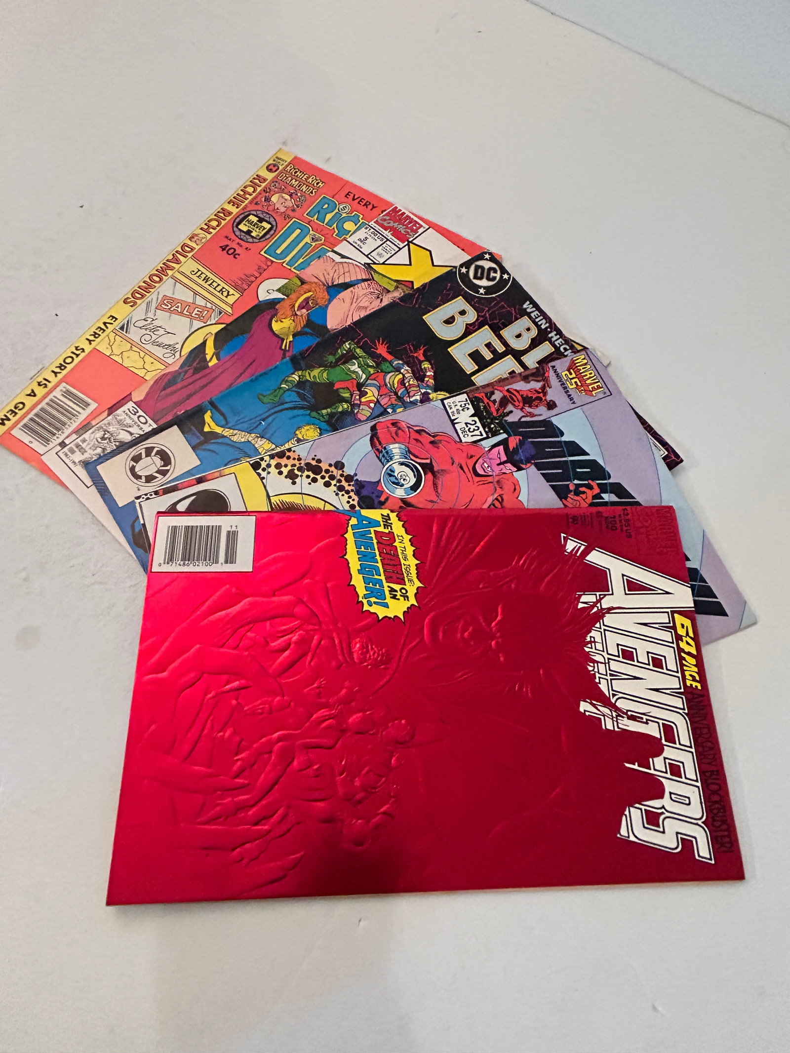 Vintage Lot of 5 Comic Books: Vintage Lot of 5 Comic Books Please view all photos as they are part of the description and condition of this Item, Feel free to contact me with questions or picture requests! Used Item AS IS