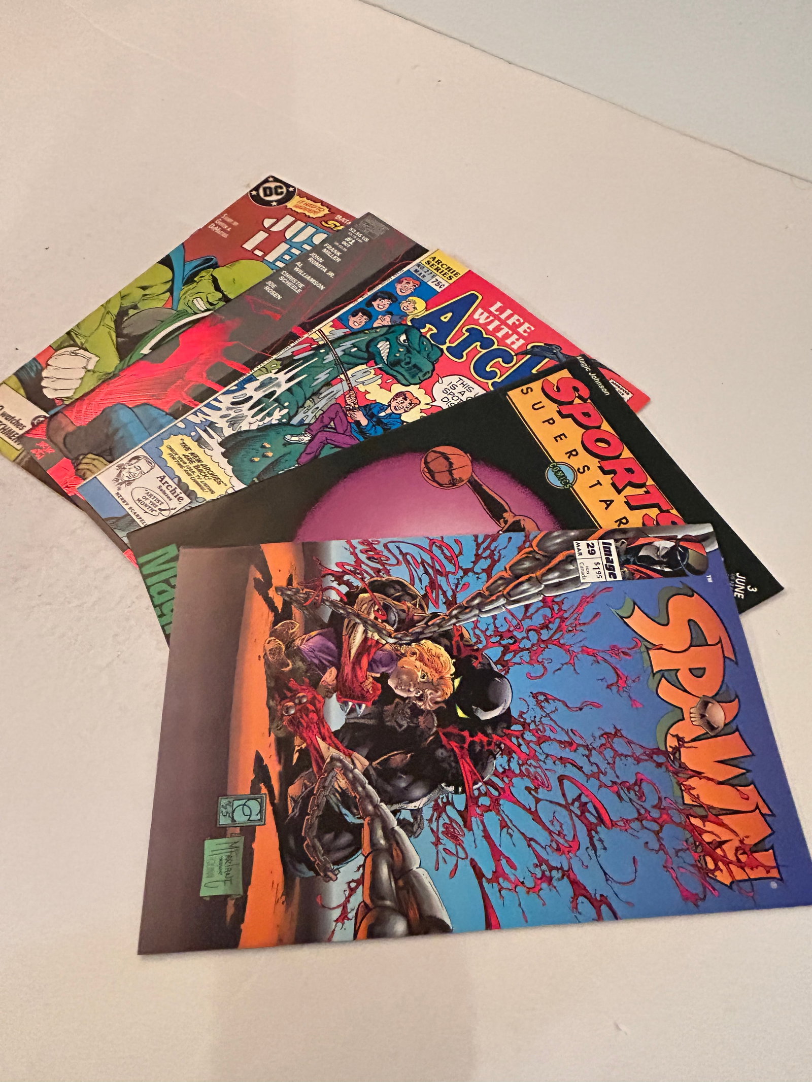 Vintage Lot of 5 Comic Books: Vintage Lot of 5 Comic Books Please view all photos as they are part of the description and condition of this Item, Feel free to contact me with questions or picture requests! Used Item AS IS