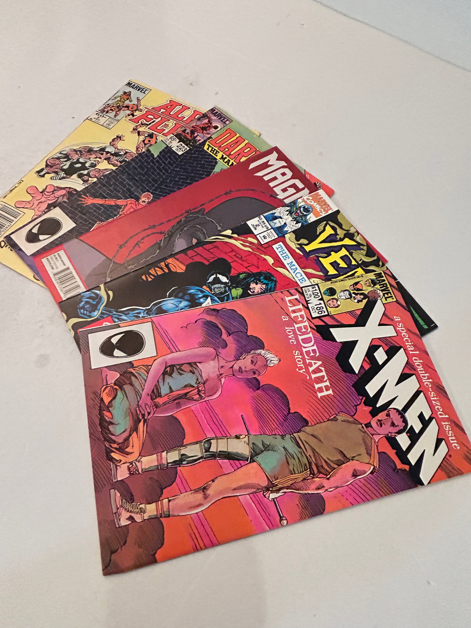Vintage Lot of 5 Comic Books: Vintage Lot of 5 Comic Books Please view all photos as they are part of the description and condition of this Item, Feel free to contact me with questions or picture requests! Used Item AS IS