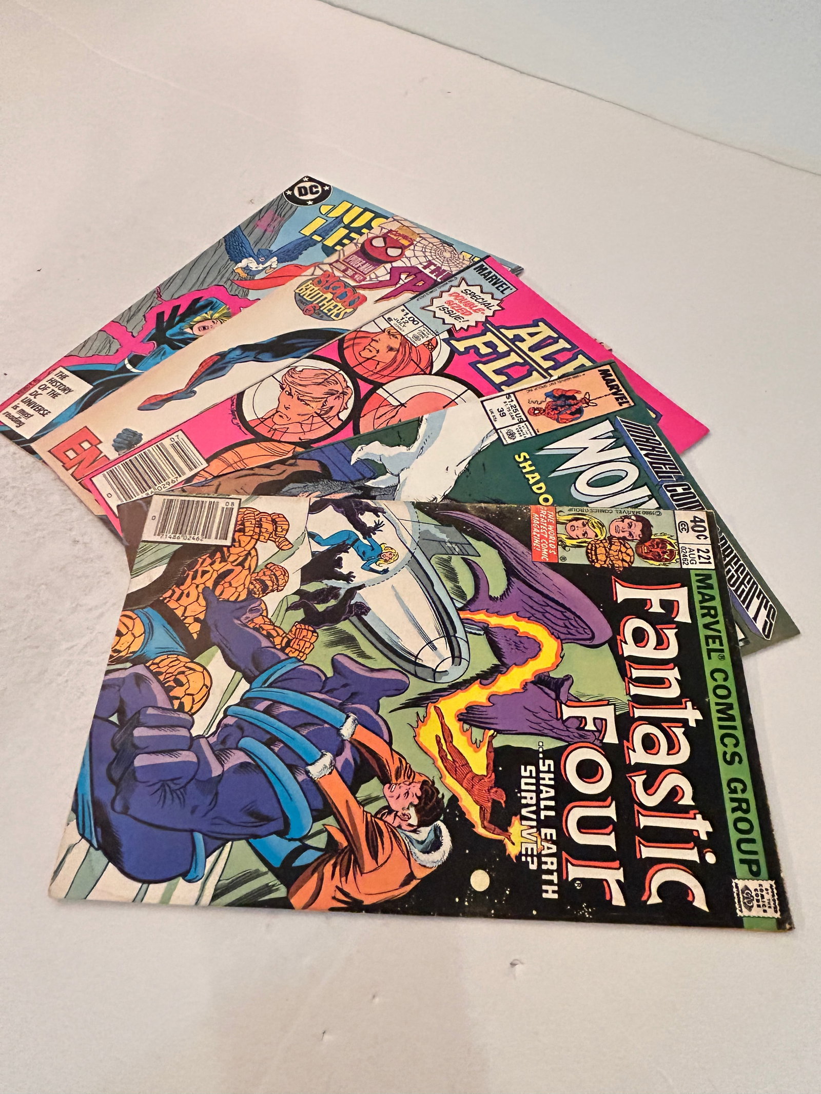 Vintage Lot of 5 Comic Books: Vintage Lot of 5 Comic Books Please view all photos as they are part of the description and condition of this Item, Feel free to contact me with questions or picture requests! Used Item AS IS