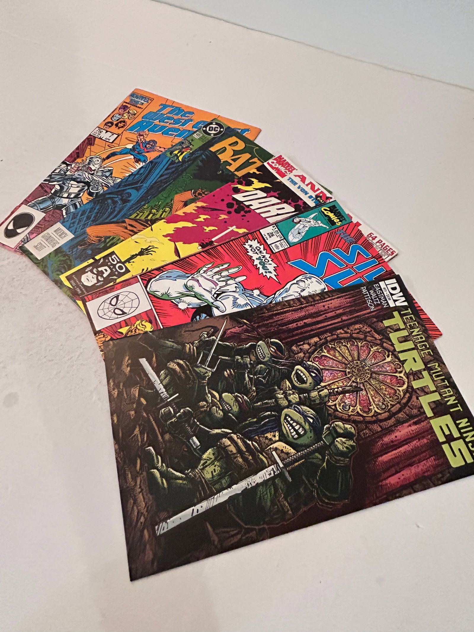 Vintage Lot of 5 Comic Books: Vintage Lot of 5 Comic Books Please view all photos as they are part of the description and condition of this Item, Feel free to contact me with questions or picture requests! Used Item AS IS