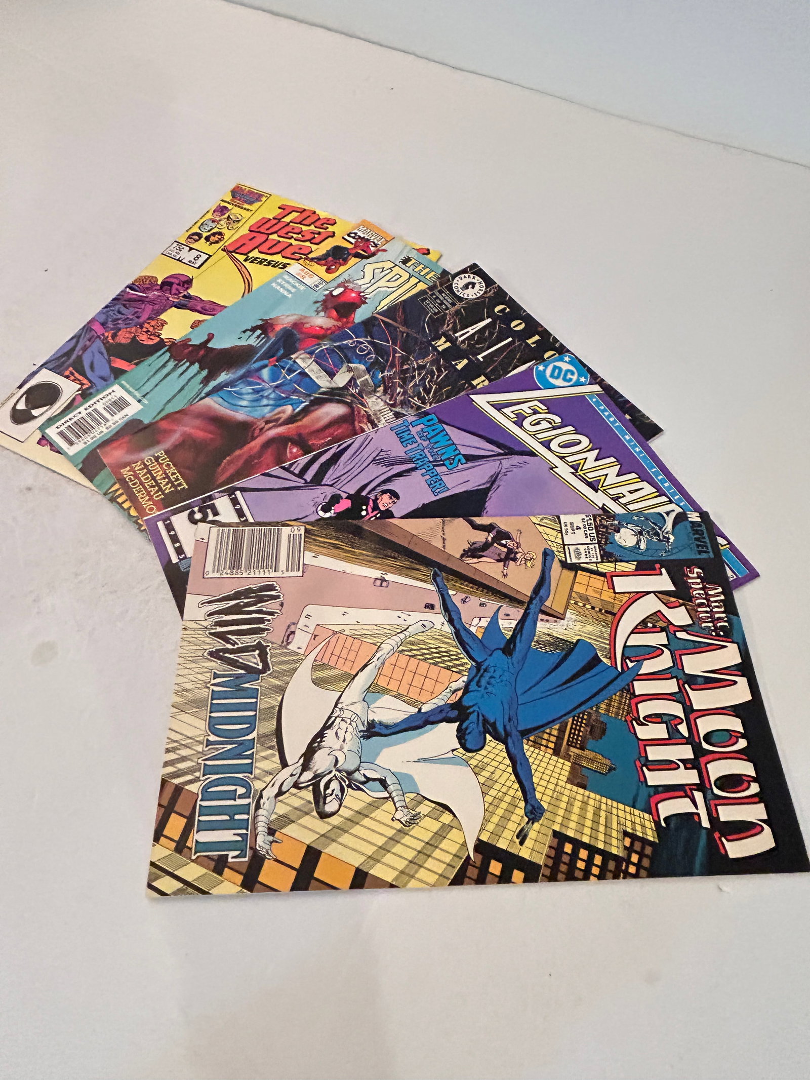 Vintage Lot of 5 Comic Books: Vintage Lot of 5 Comic Books Please view all photos as they are part of the description and condition of this Item, Feel free to contact me with questions or picture requests! Used Item AS IS