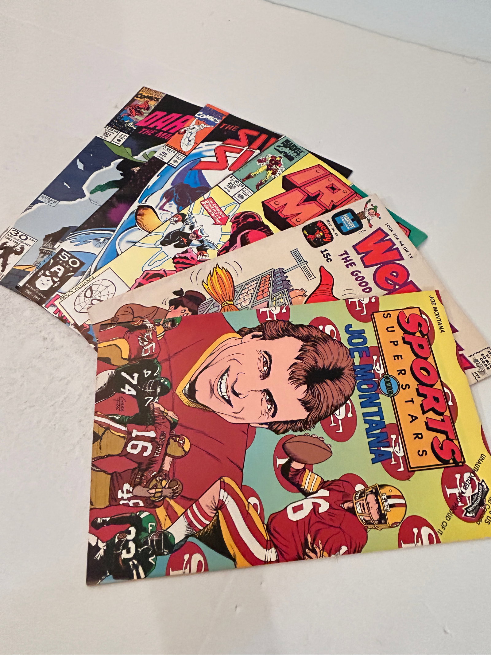 Vintage Lot of 5 Comic Books: Vintage Lot of 5 Comic Books Please view all photos as they are part of the description and condition of this Item, Feel free to contact me with questions or picture requests! Used Item AS IS