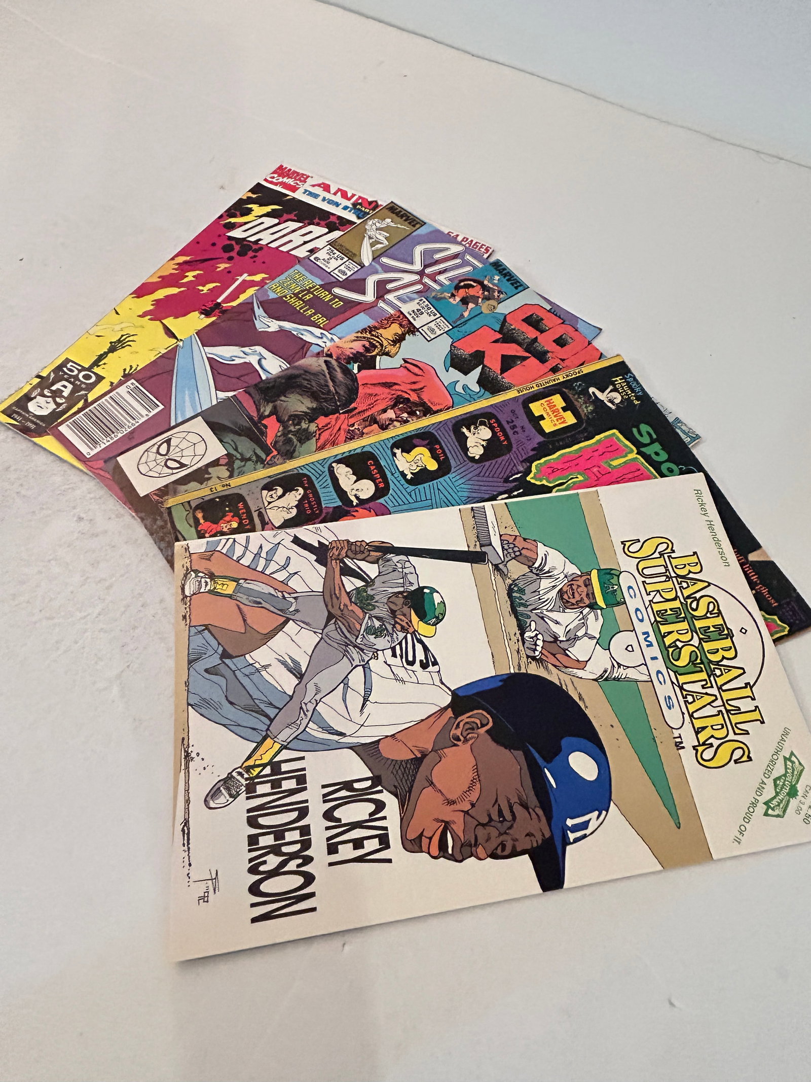 Vintage Lot of 5 Comic Books: Vintage Lot of 5 Comic Books Please view all photos as they are part of the description and condition of this Item, Feel free to contact me with questions or picture requests! Used Item AS IS