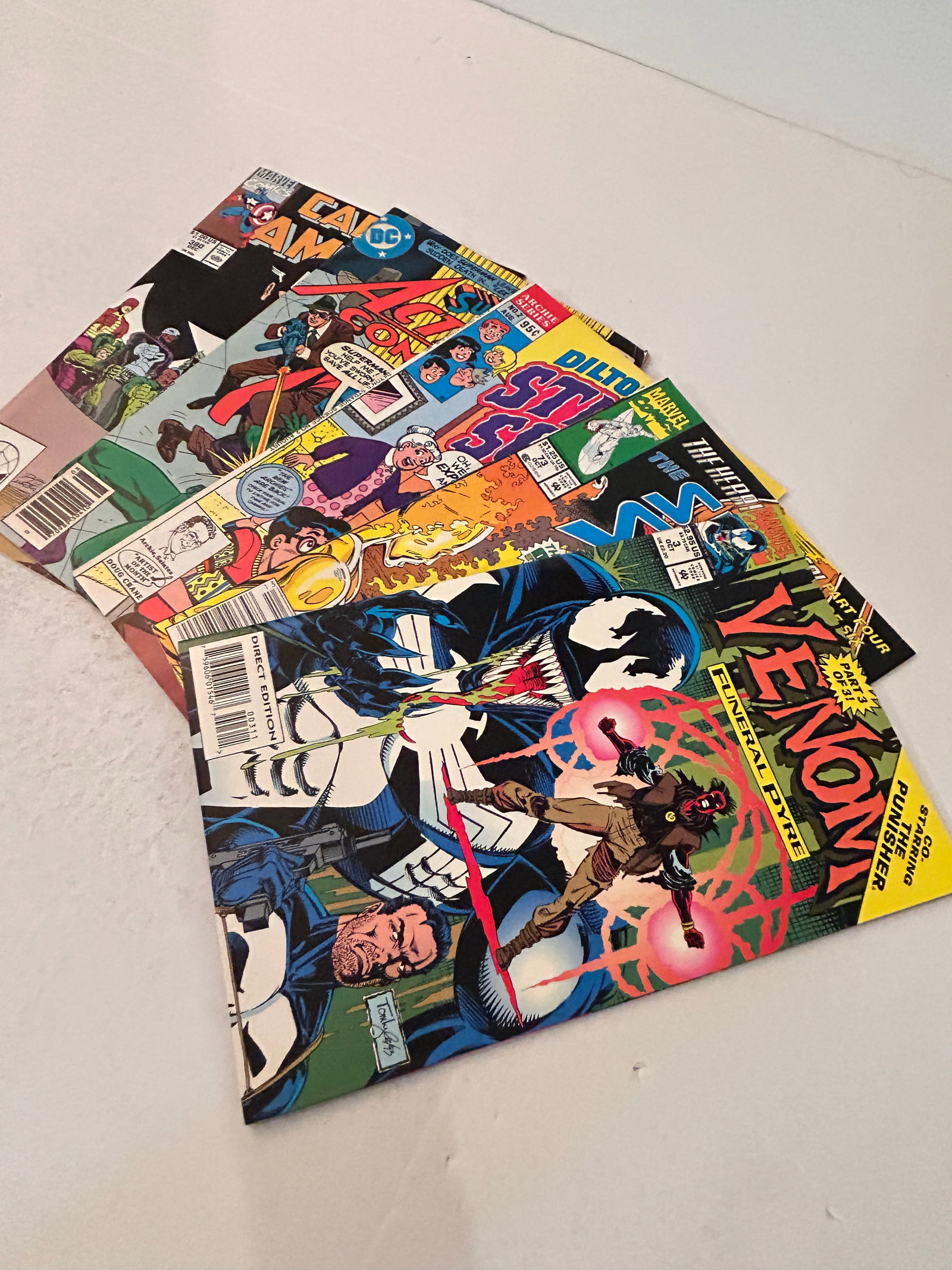 Vintage Lot of 5 Comic Books: Vintage Lot of 5 Comic Books Please view all photos as they are part of the description and condition of this Item, Feel free to contact me with questions or picture requests! Used Item AS IS