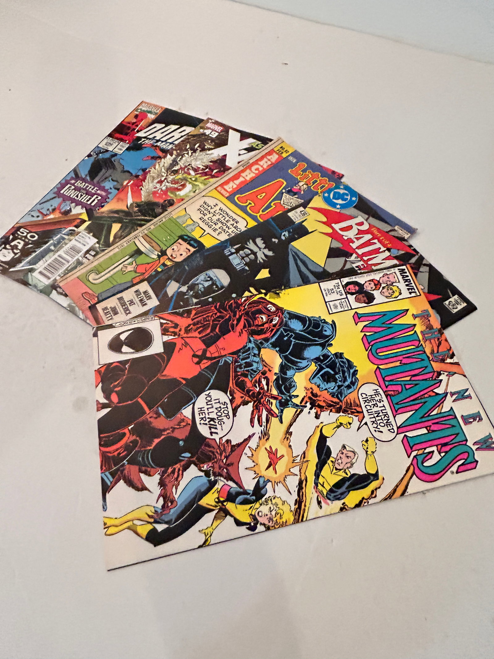 Vintage Lot of 5 Comic Books: Vintage Lot of 5 Comic Books Please view all photos as they are part of the description and condition of this Item, Feel free to contact me with questions or picture requests! Used Item AS IS