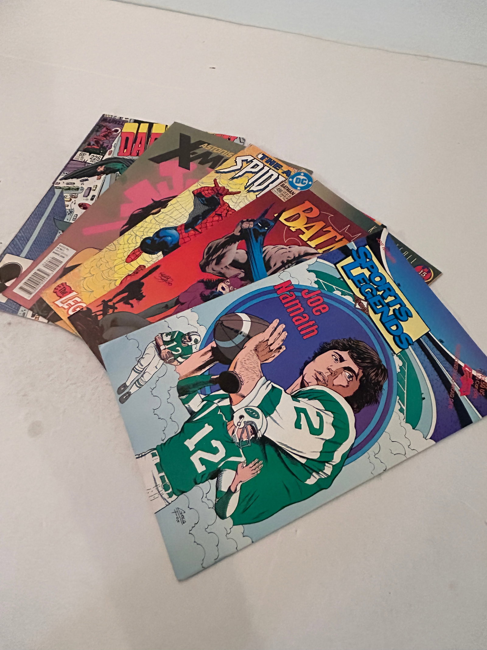 Vintage Lot of 5 Comic Books: Vintage Lot of 5 Comic Books Please view all photos as they are part of the description and condition of this Item, Feel free to contact me with questions or picture requests! Used Item AS IS