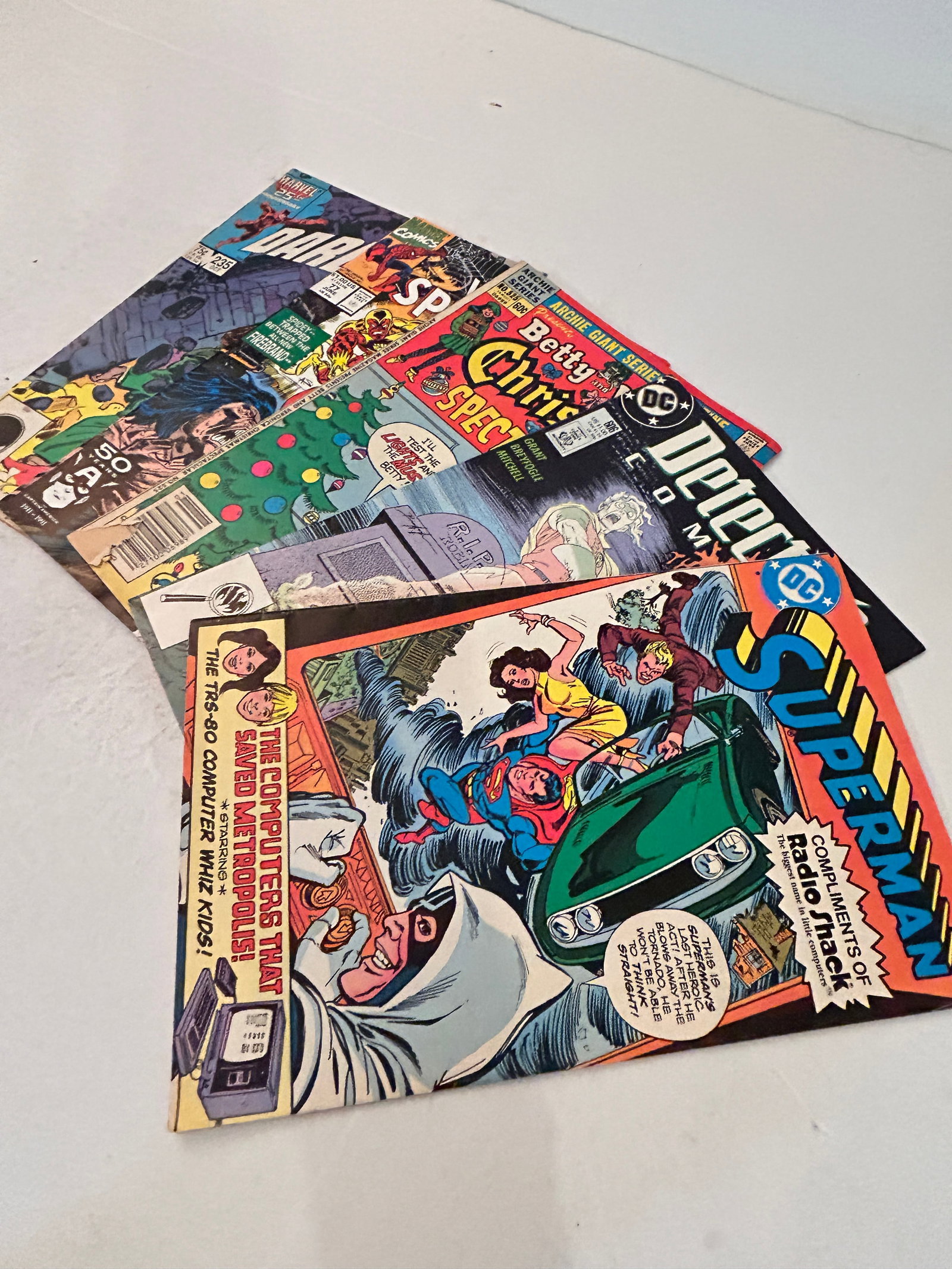 Vintage Lot of 5 Comic Books: Vintage Lot of 5 Comic Books Please view all photos as they are part of the description and condition of this Item, Feel free to contact me with questions or picture requests! Used Item AS IS
