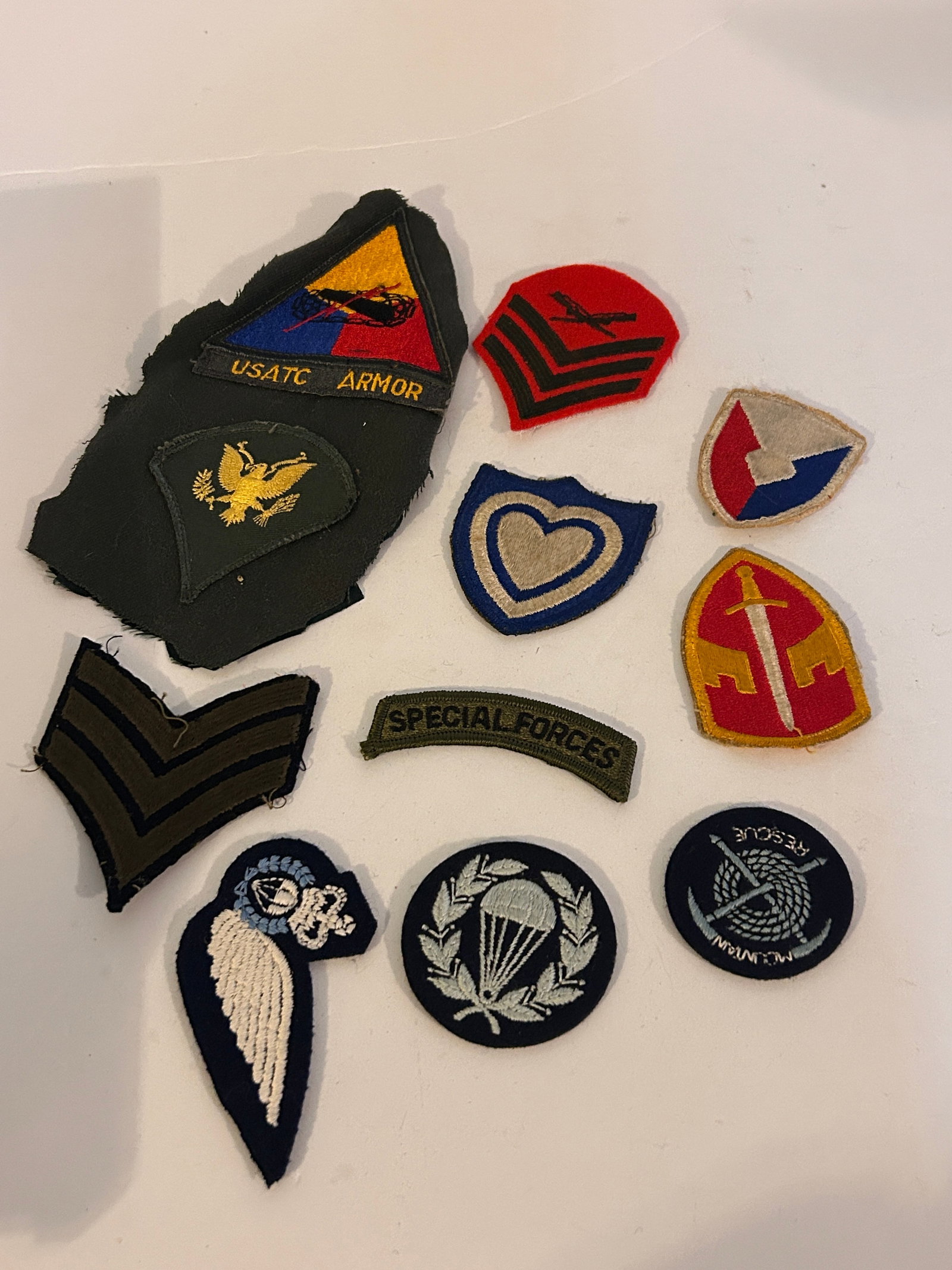Vintage Lot of Military Patches: Vintage Lot of Military Patches Please view all photos as they are part of the description and condition of this Item, Feel free to contact me with questions or picture requests! Used Item AS IS