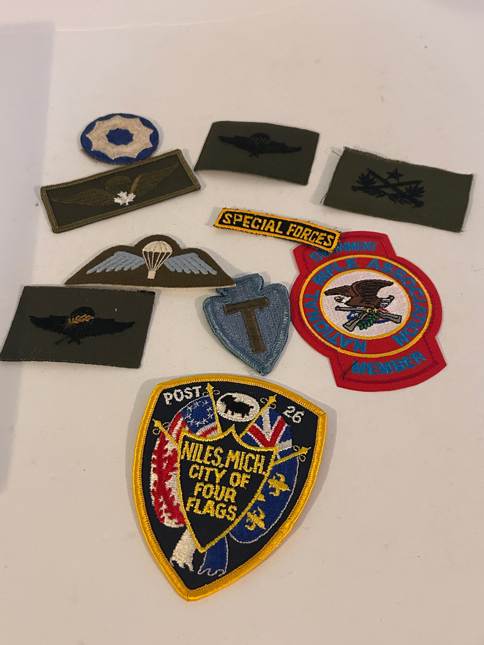 Vintage Lot of Military Patches: Vintage Lot of Military Patches Please view all photos as they are part of the description and condition of this Item, Feel free to contact me with questions or picture requests! Used Item AS IS