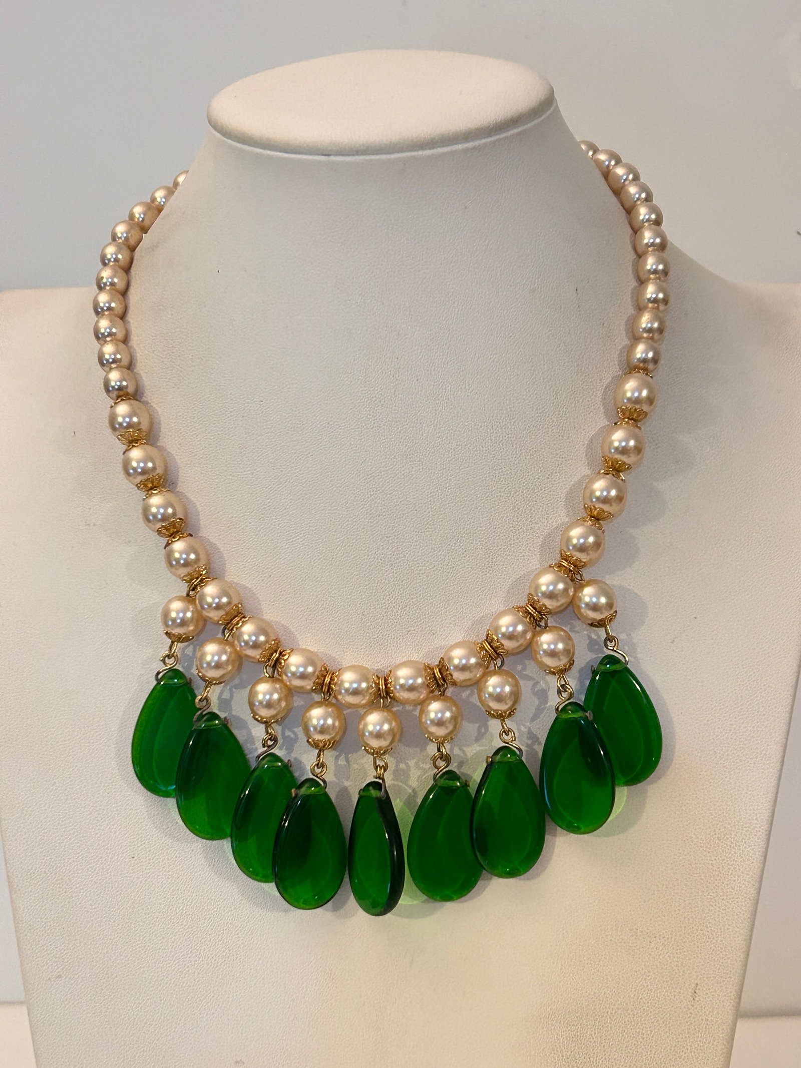 Vintage Faux Pearl green glass Necklace 17": Vintage Faux Pearl green glass Necklace 17" Please view all photos as they are part of the description and condition of this Item, Feel free to contact me with questions or picture requests! Used Item