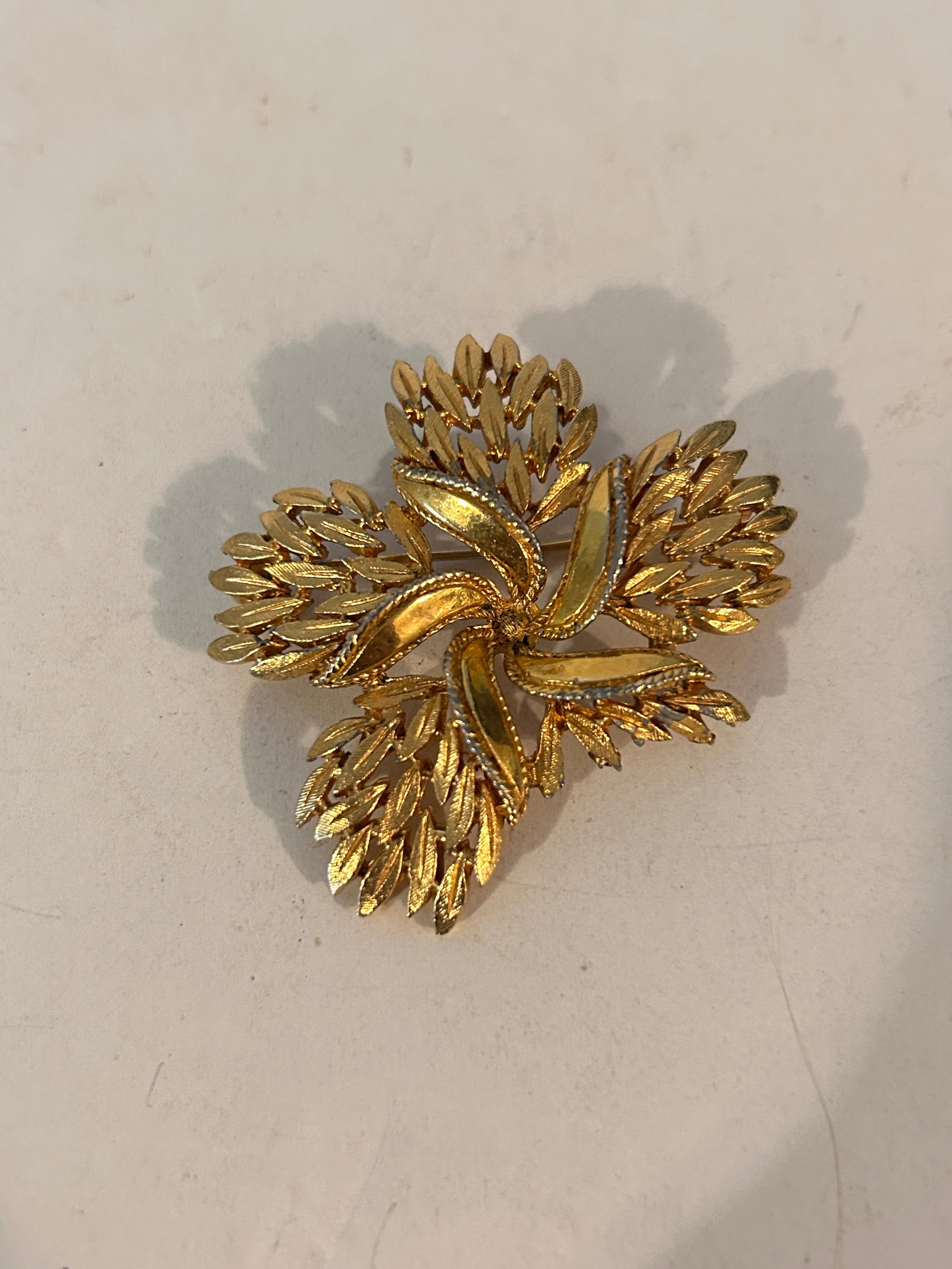 Vintage Gold Tone Floral Brooch: Vintage Gold Tone Floral Brooch Please view all photos as they are part of the description and condition of this Item, Feel free to contact me with questions or picture requests! Used Item AS IS