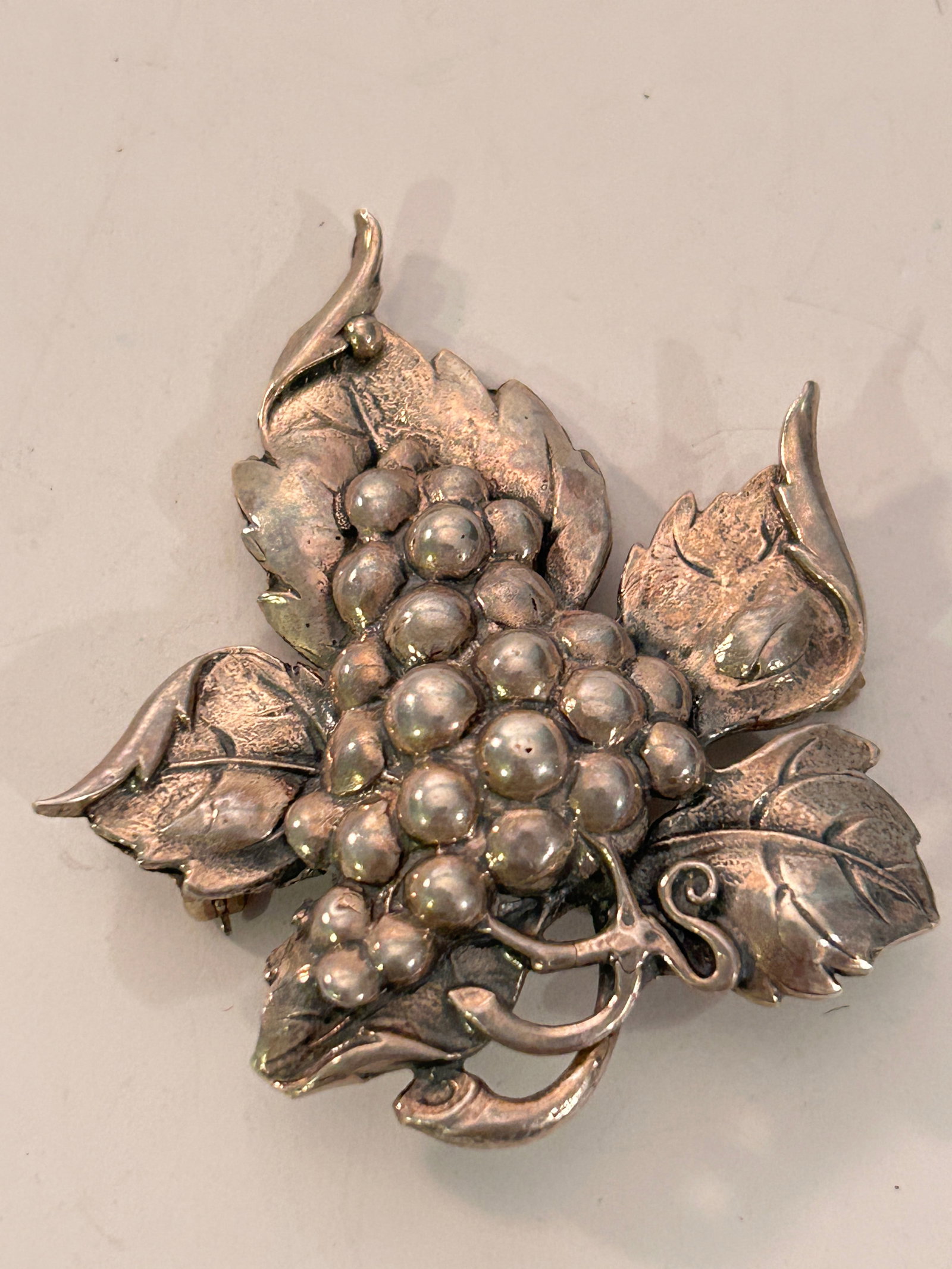 Vintage CINI Sterfling Silver Leaves and Grapes Pin Brooch 20 grams: Vintage CINI Sterfling Silver Leaves and Grapes Pin Brooch 20 grams Please view all photos as they are part of the description and condition of this Item, Feel free to contact me with questions or pic