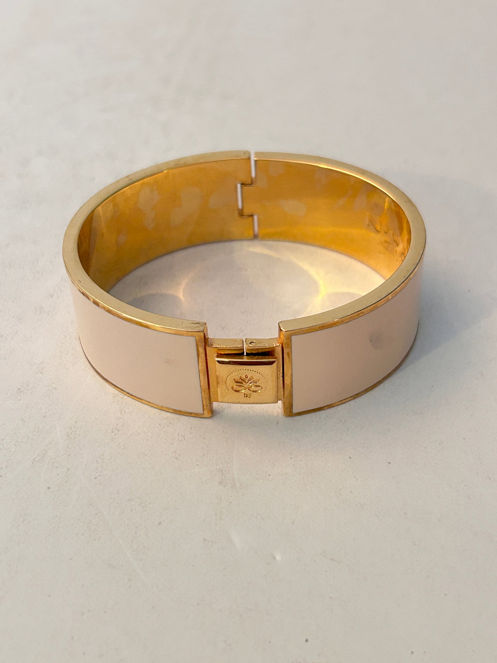 Newbridge Silverware Enamel HINGED Bracelet 8": Newbridge Silverware Enamel HINGED Bracelet 8" Please view all photos as they are part of the description and condition of this Item, Feel free to contact me with questions or picture requests! Used I