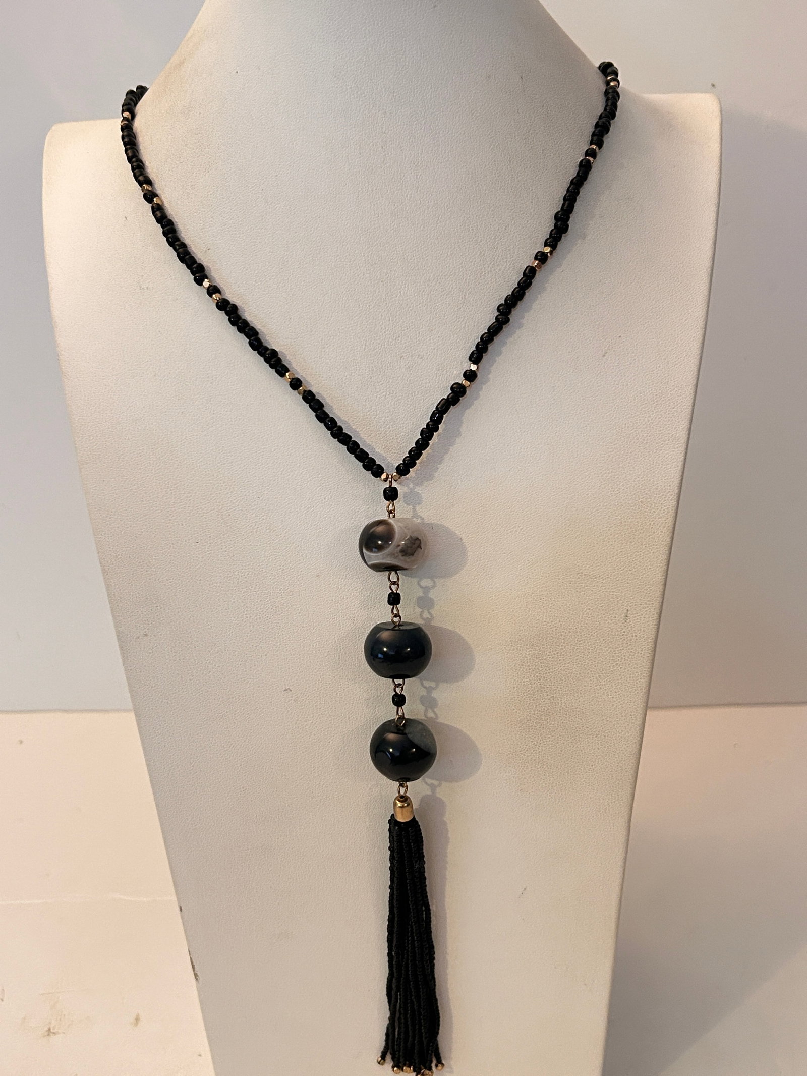Vintage Black Bead Tassle Necklace Sz 30": Vintage Black Bead Tassle Necklace Sz 30" Please view all photos as they are part of the description and condition of this Item, Feel free to contact me with questions or picture requests! Used Item A