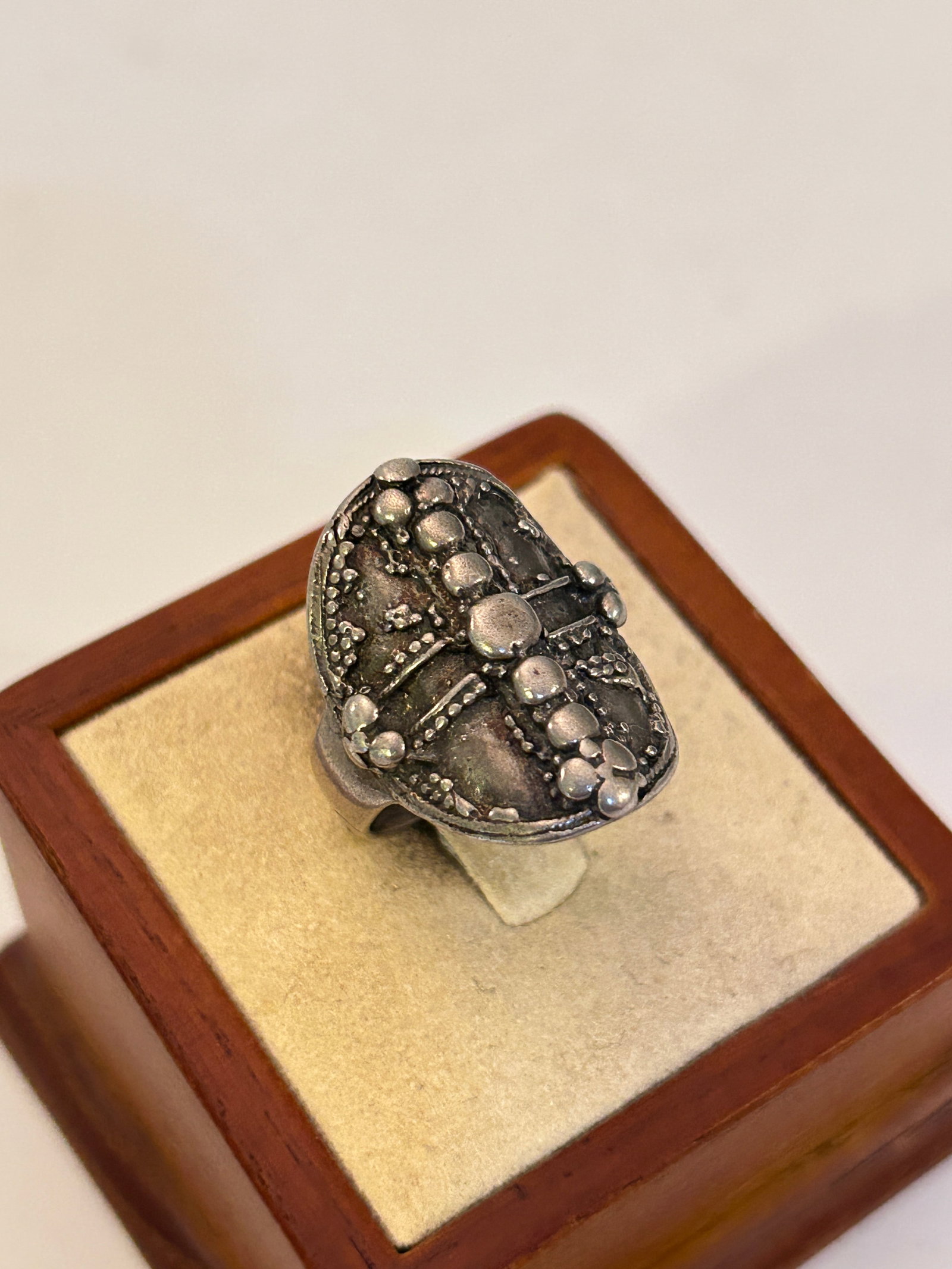 MMA Metropolitan Museum of Art Sterling Silver Ring Sz 8: MMA Metropolitan Museum of Art Sterling Silver Ring Sz 8 Please view all photos as they are part of the description and condition of this Item, Feel free to contact me with questions or picture reques