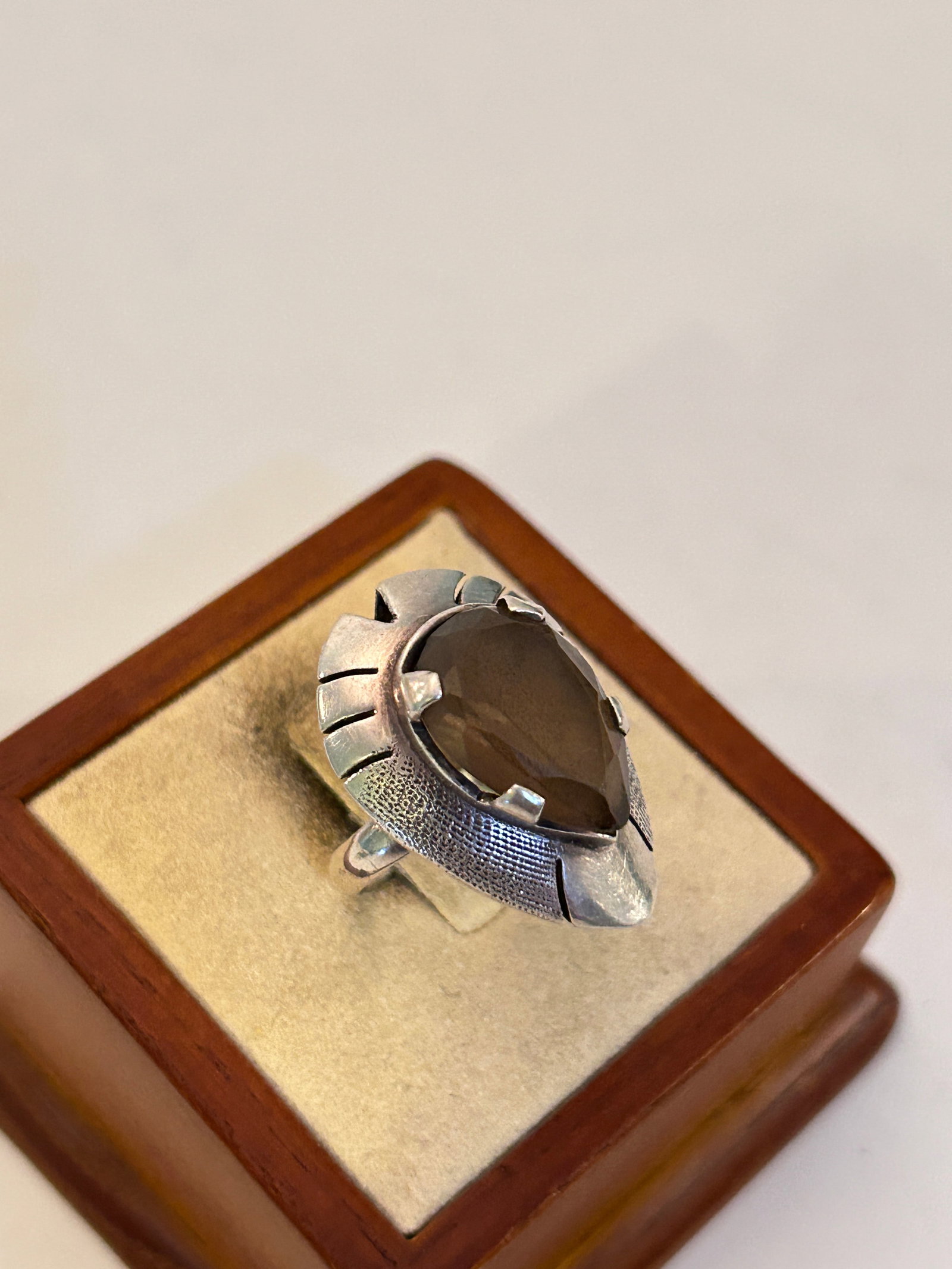 Vintage Sterling Silver Tested Topaz Modernist Ring Sz 6: Vintage Sterling Silver Tested Topaz Modernist Ring Sz 6 Please view all photos as they are part of the description and condition of this Item, Feel free to contact me with questions or picture reques