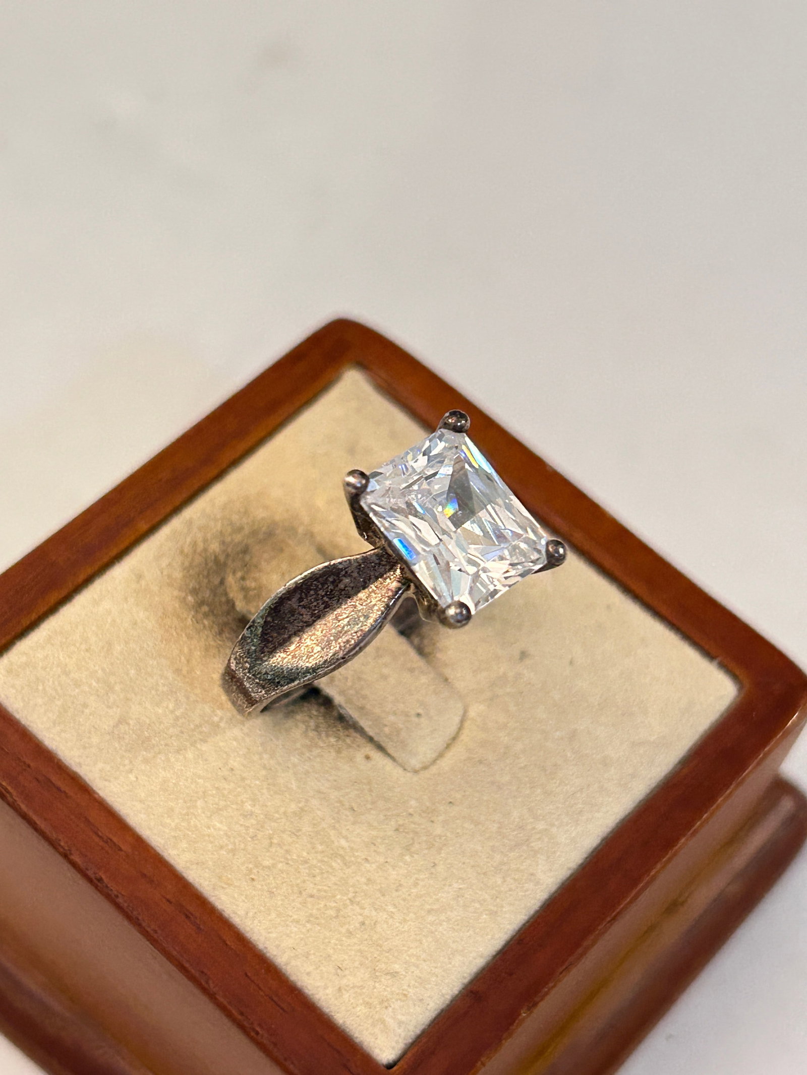 Vintage Sterling Silver Korea CZ Ring Sz 10: Vintage Sterling Silver Korea CZ Ring Sz 10 Please view all photos as they are part of the description and condition of this Item, Feel free to contact me with questions or picture requests! Used Item