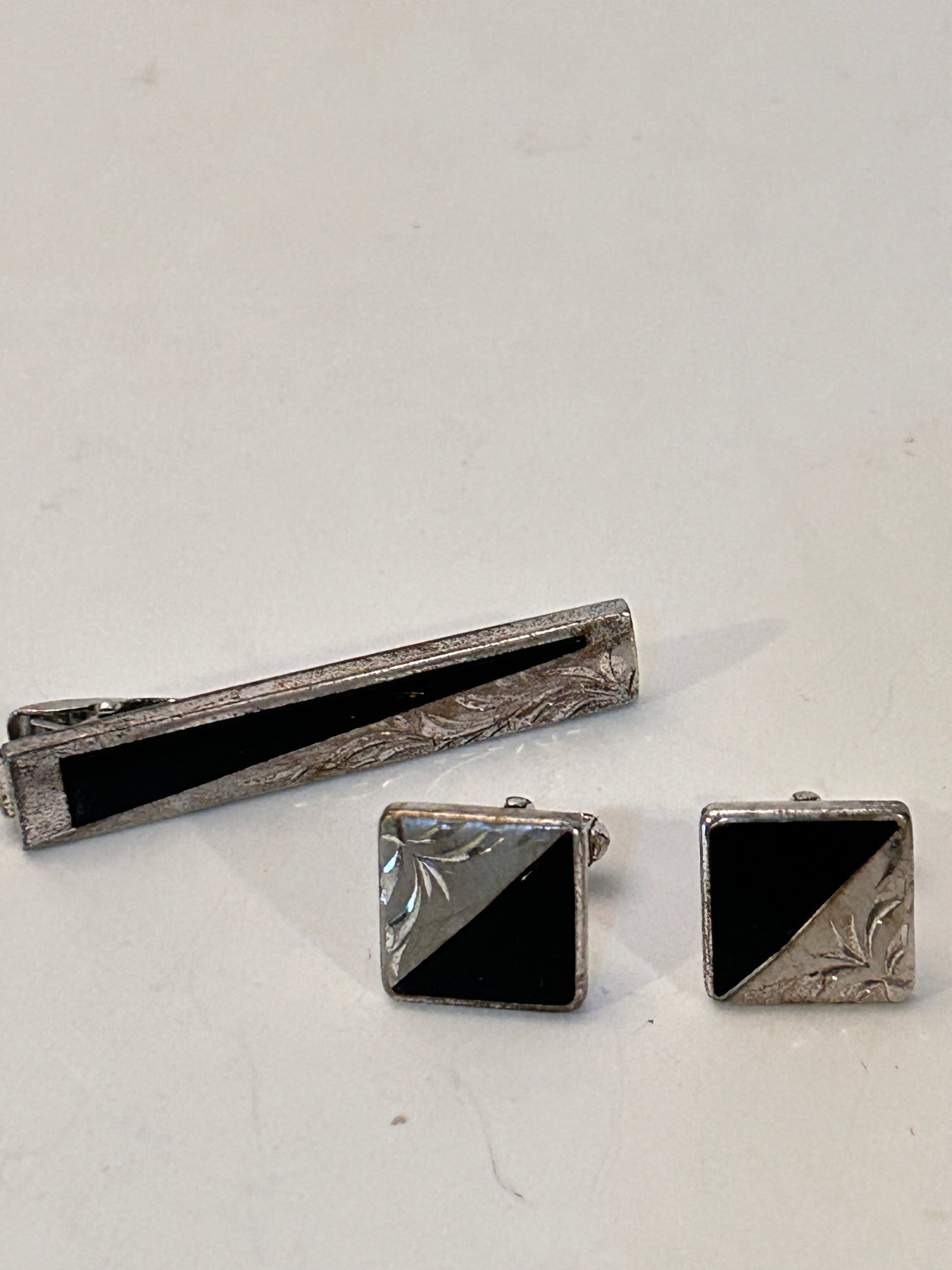 Vintage Sterling Silver Anson Cuff Links & Tie Clip: Vintage Sterling Silver Anson Cuff Links & Tie Clip Please view all photos as they are part of the description and condition of this Item, Feel free to contact me with questions or picture requests! U