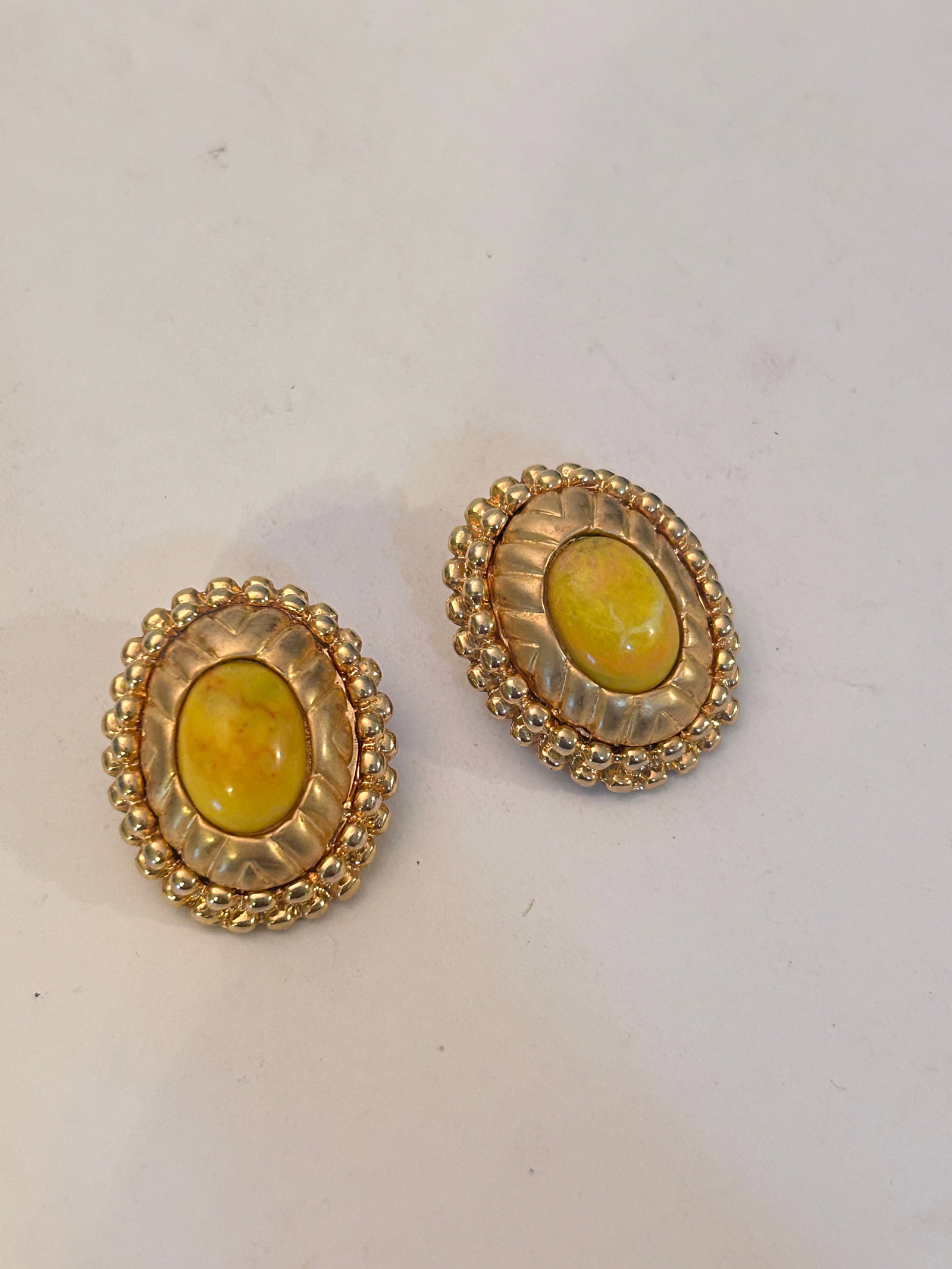 Vintage Gold Tone Yellow Stone Earrings: Vintage Gold Tone Yellow Stone Earrings Please view all photos as they are part of the description and condition of this Item, Feel free to contact me with questions or picture requests! Used Item AS 