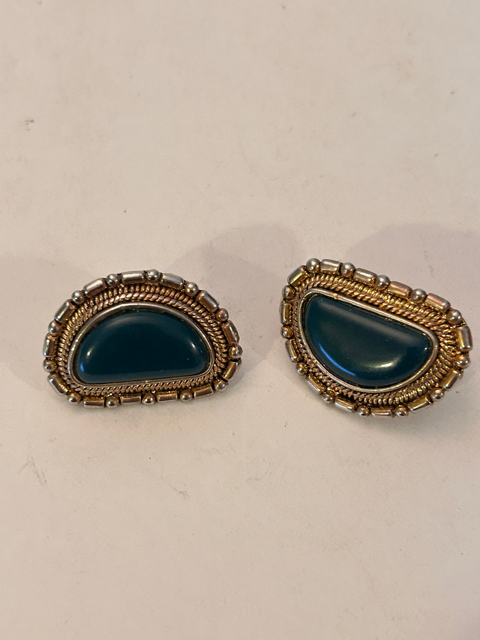 Vintage Gold Tone green stone Earrings: Vintage Gold Tone green stone Earrings Please view all photos as they are part of the description and condition of this Item, Feel free to contact me with questions or picture requests! Used Item AS I