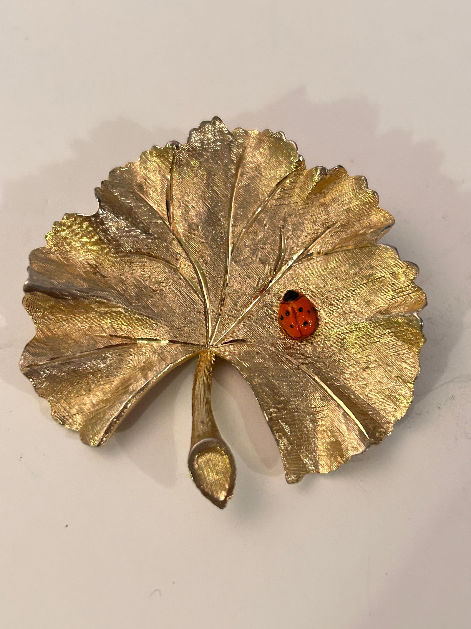Vintage 1962 Ledo Gold Tone Leaf Brooch Pin Enamel Ladybug Nature Design: Vintage 1962 Ledo Gold Tone Leaf Brooch Pin Enamel Ladybug Nature Design Please view all photos as they are part of the description and condition of this Item, Feel free to contact me with questions o