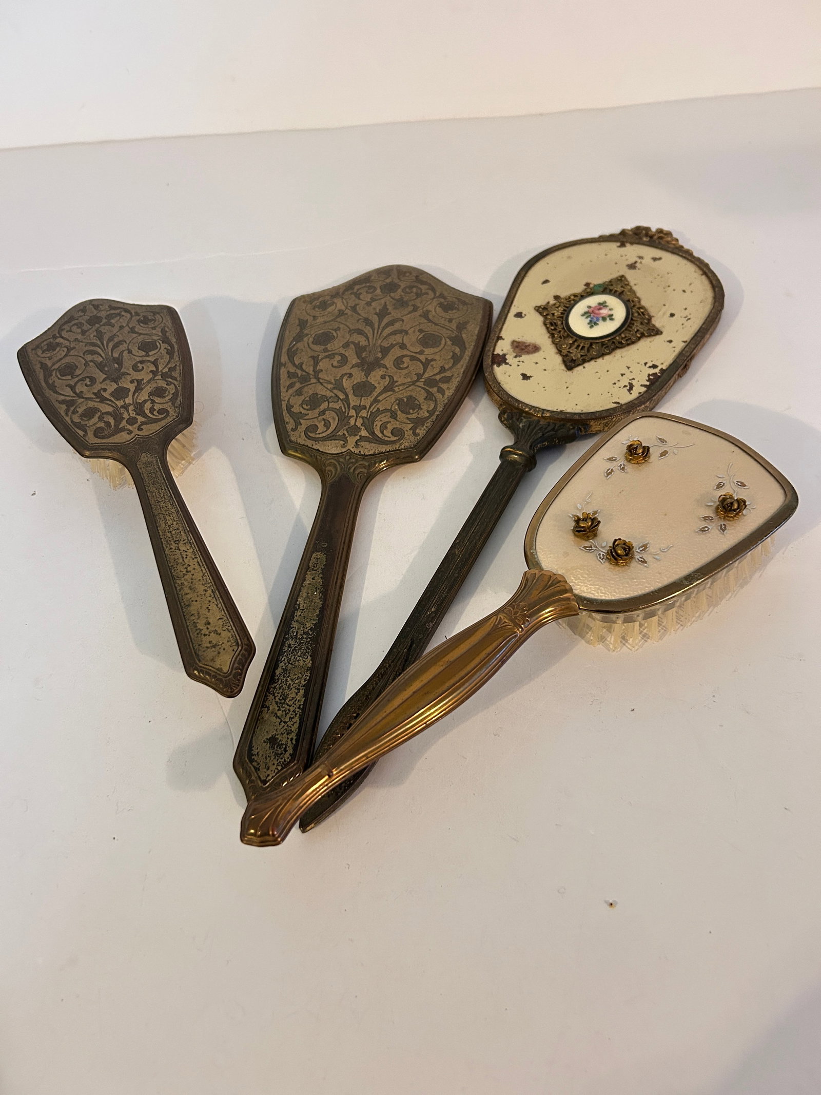 Vintage lot of hand mirrors and brushes (1 of 4)