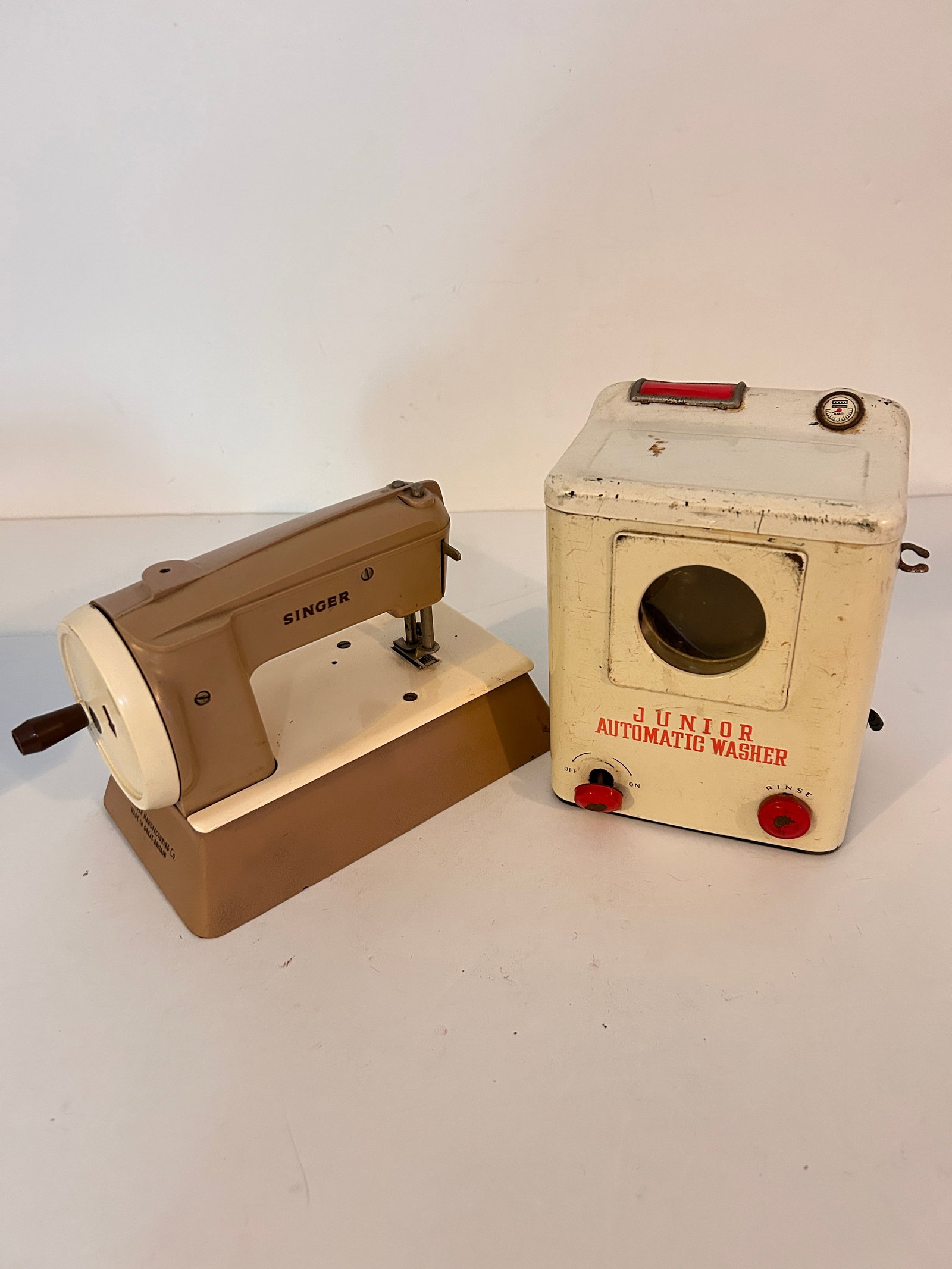 Vintage Singer Sewing mini machine & toy washer knob on washer is loose (1 of 6)