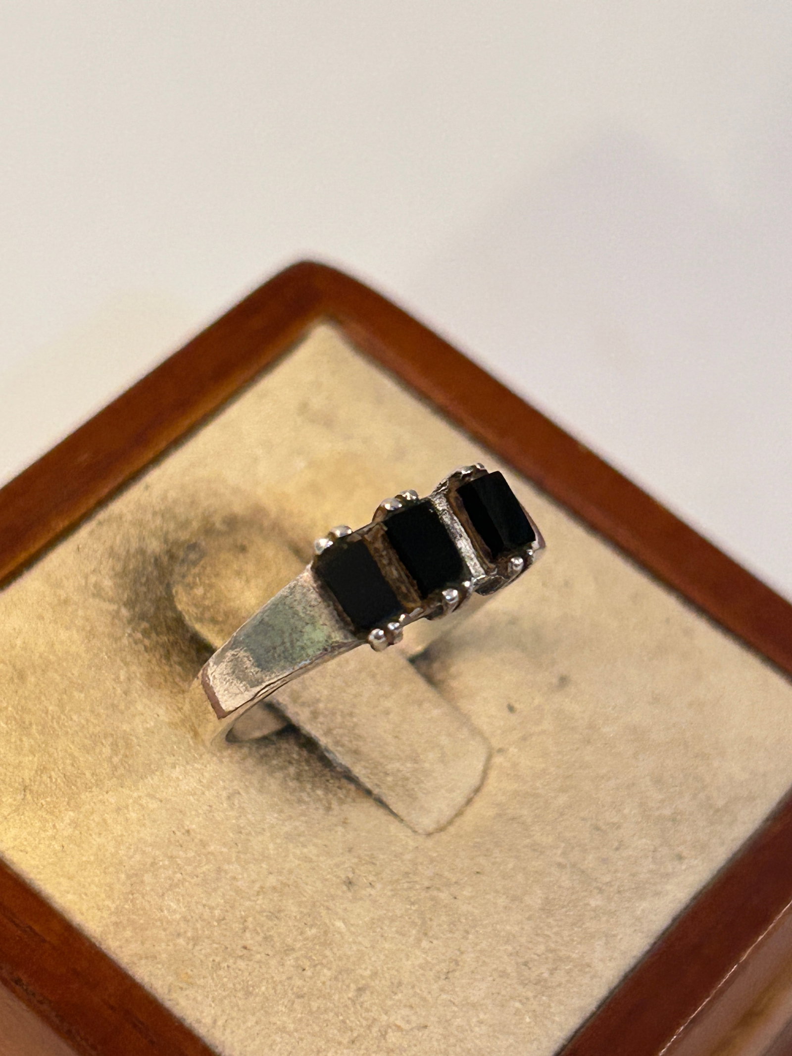 Vintage Sterling Silver Rhinestone Ring Sz 9: Vintage Sterling Silver Rhinestone Ring Sz 9 Please view all photos as they are part of the description and condition of this Item, Feel free to contact me with questions or picture requests! Used Ite