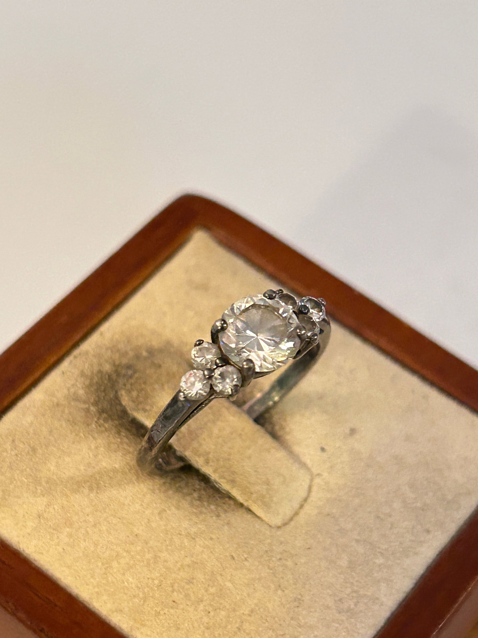 Vintage Sterling Silver Rhinestone Ring Sz 7: Vintage Sterling Silver Rhinestone Ring Sz 7 Please view all photos as they are part of the description and condition of this Item, Feel free to contact me with questions or picture requests! Used Ite