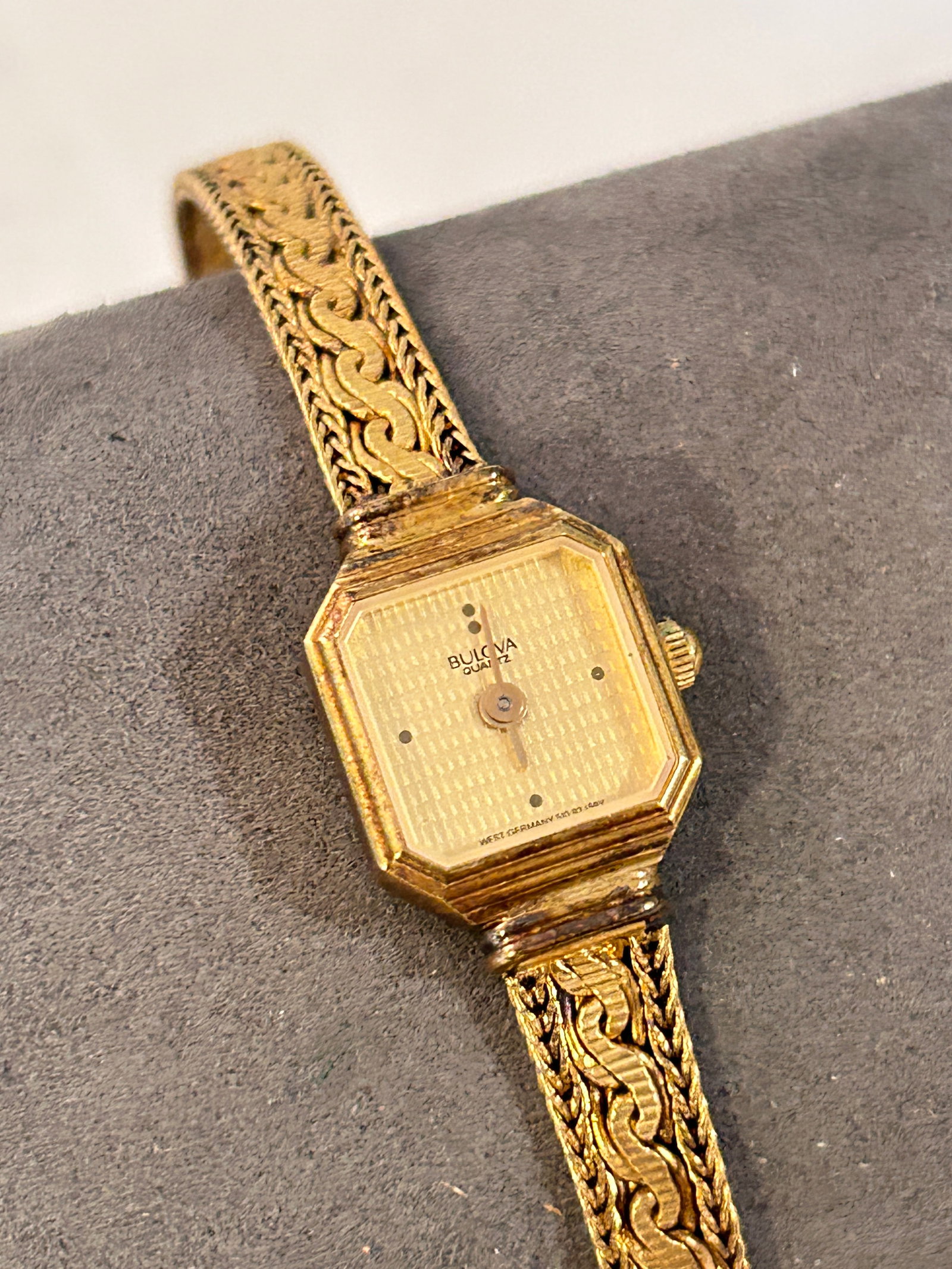 Bulova Swiss Women's Quartz Gold Toned Elegant Watch works needs battery: Bulova Swiss Women's Quartz Gold Toned Elegant Watch works needs battery Please view all photos as they are part of the description and condition of this Item, Feel free to contact me with questions o