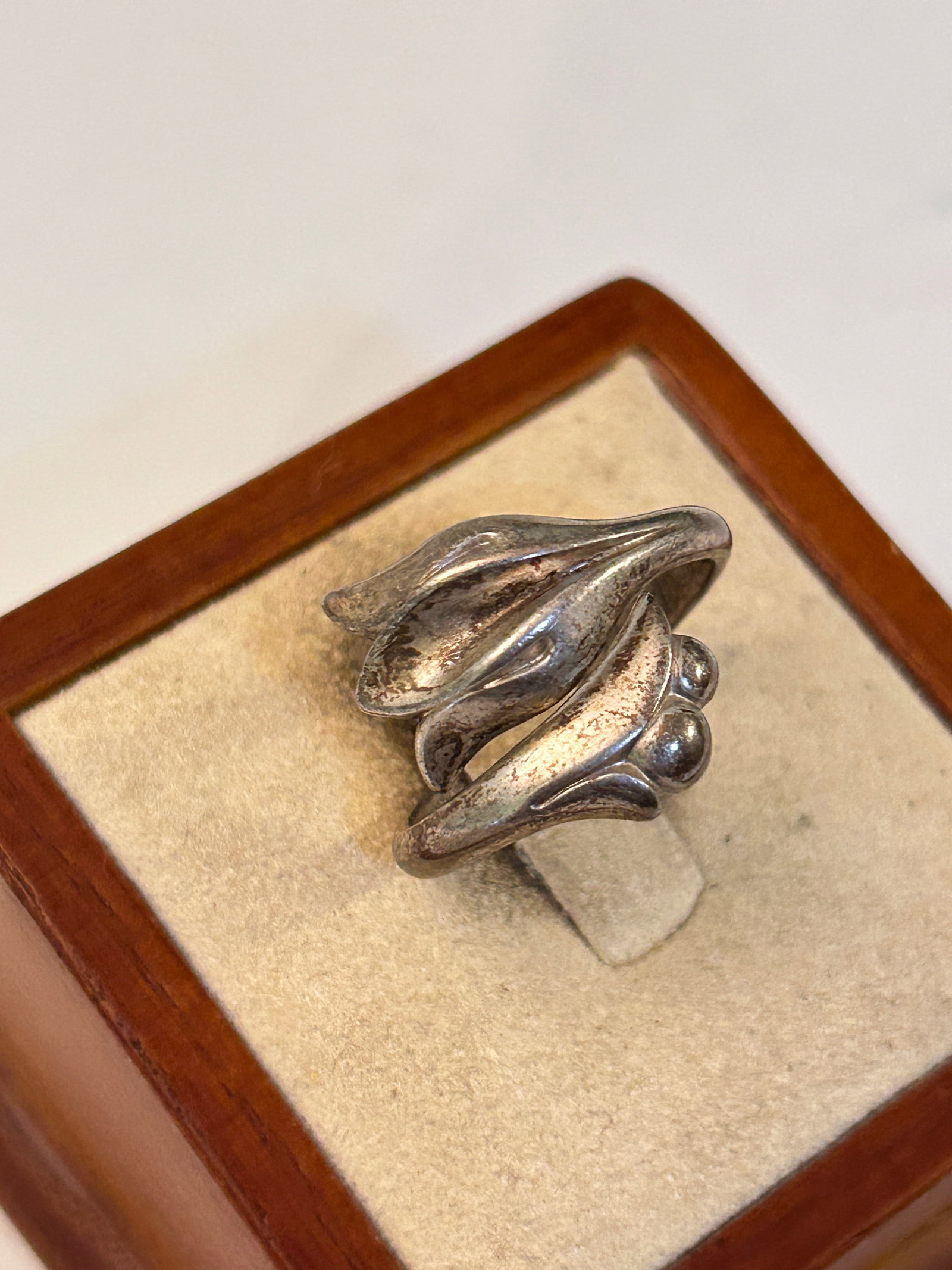 Vintage Sterling Silver Spain Avon Ring Sz 7: Vintage Sterling Silver Spain Avon Ring Sz 7 Please view all photos as they are part of the description and condition of this Item, Feel free to contact me with questions or picture requests! Used Ite