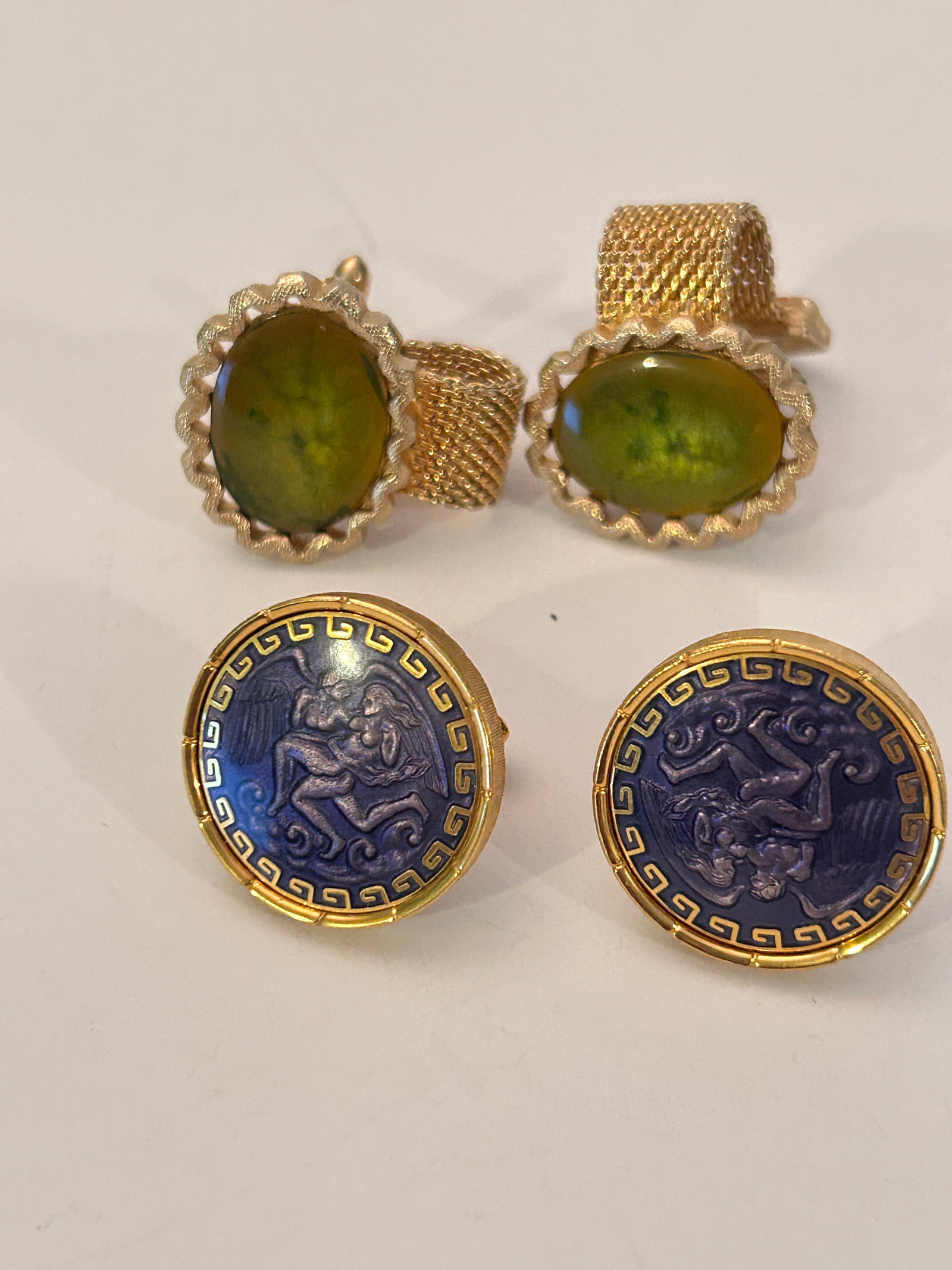 Vtg Swank Greek Cuff links & goldtone Cufflinks: Vtg Swank Greek Cuff links & goldtone Cufflinks Please view all photos as they are part of the description and condition of this Item, Feel free to contact me with questions or picture requests! Used 