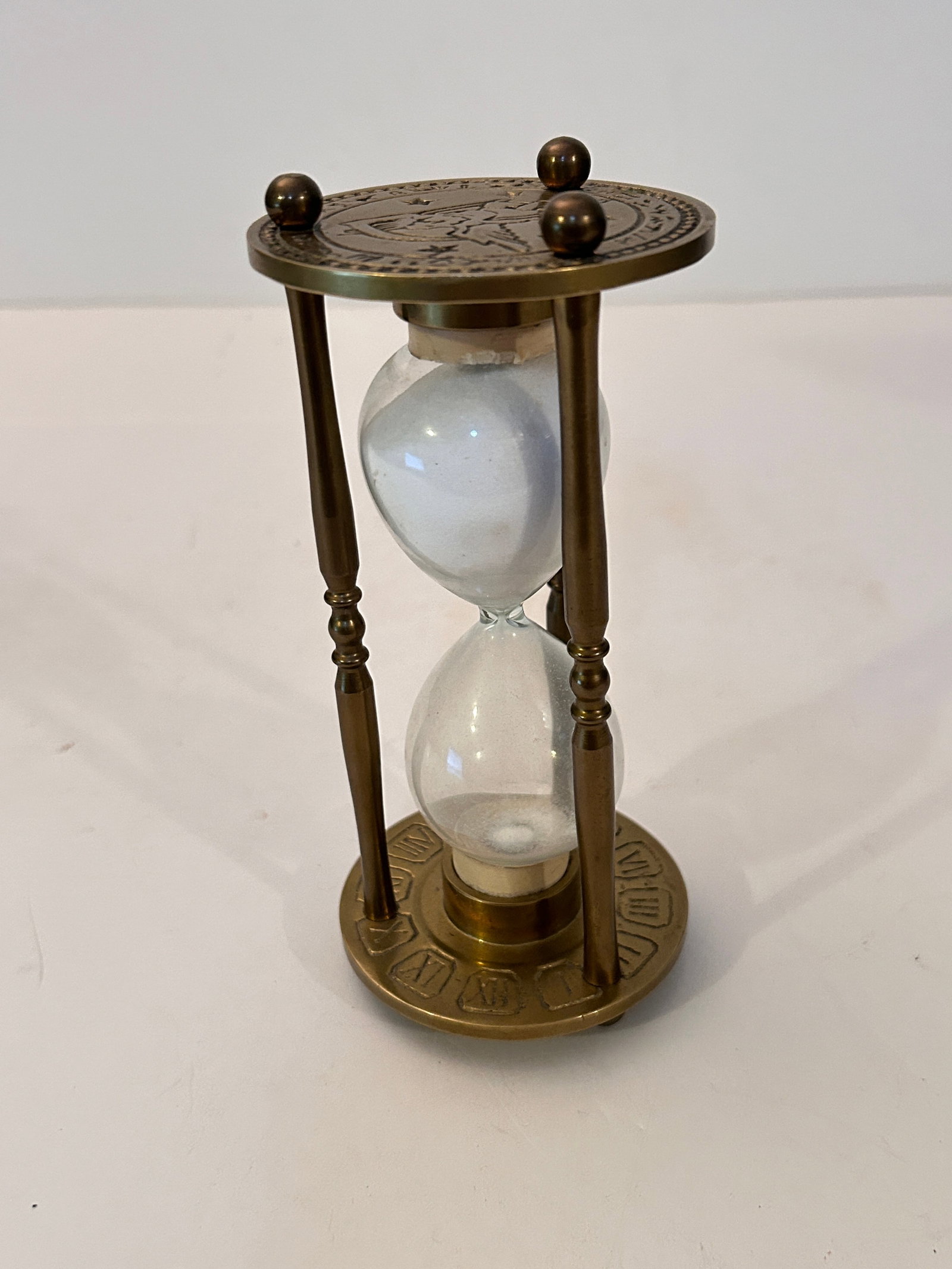 Vintage Brass Hourglass Roman Numerals Zodiac Clock: Vintage Brass Hourglass Roman Numerals Zodiac Clock Please view all photos as they are part of the description and condition of this Item, Feel free to contact me with questions or picture requests! U